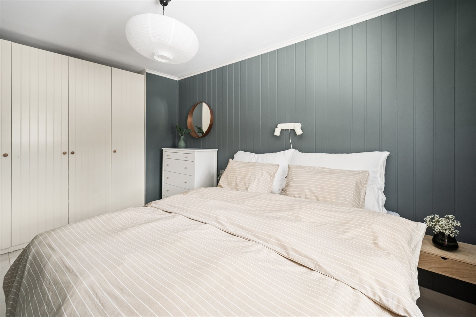 Fin plass til dobbeltseng, tilhørende møblement, nattbord, samt at rommet har en romslig garderobeløsning. Galleribilde