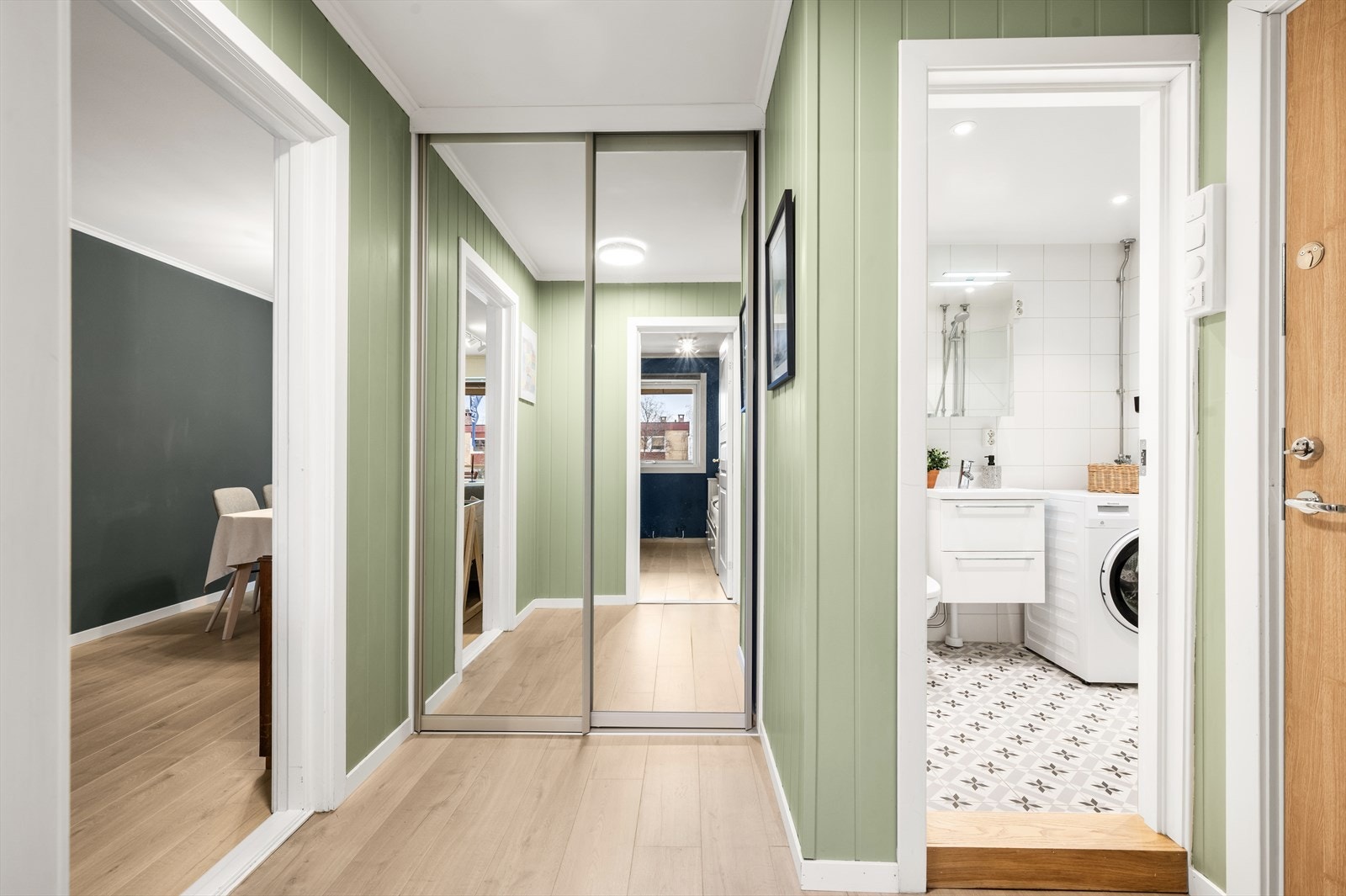 Selger har etabert en praktisk og romslig skyvedørsgarderobe i entréen. Galleribilde