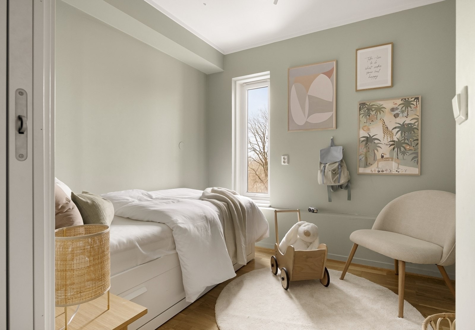 Her er det plass til både seng, tilhørende nattbord og annet ønskelig innredning. Det er under 10% lysinnslipp på lite soverom. Galleribilde