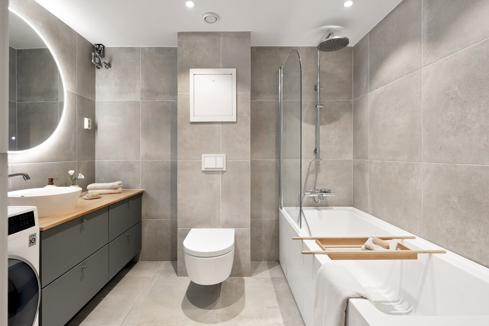 Innredningen består av toalett, servant, ettgreps blandebatteri, speil med belysning, badekar, samt plass og opplegg for vaskemaskin. Galleribilde