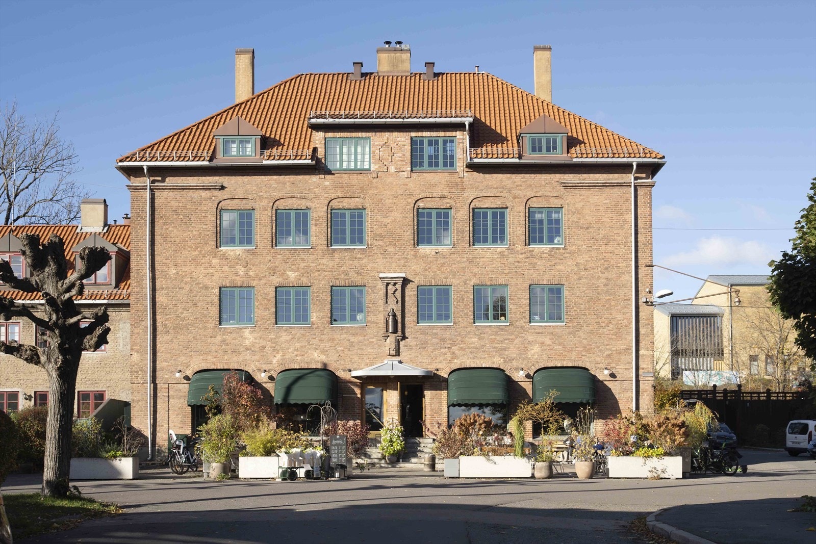 Nærområdet er livlig, med små butikker, servicetilbud og caféer som Åpent bakeri. Galleribilde