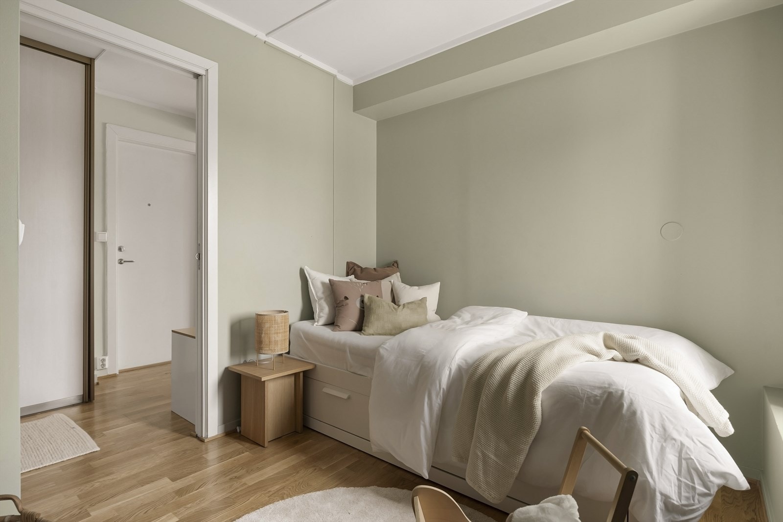 Leiligheten har et innredet rom som per dags dato benyttes til soverom. Rommet er ikke godkjent til varig opphold. Galleribilde