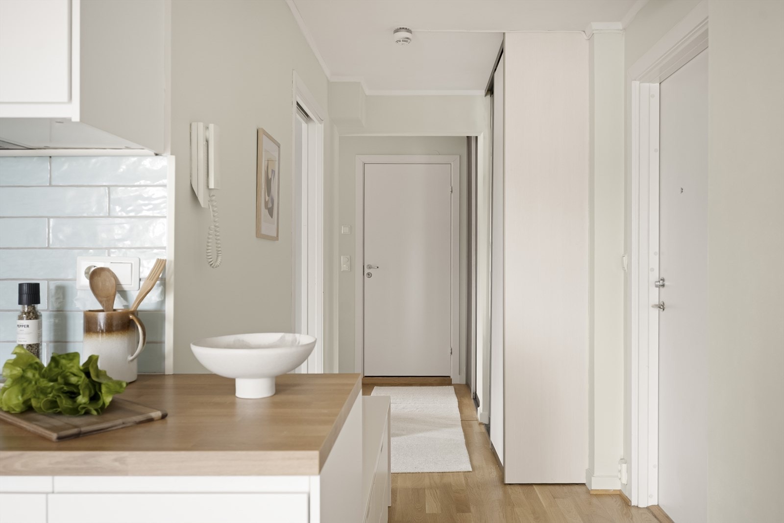 Romslig entré som gir boligen et godt førsteinntrykk. Galleribilde