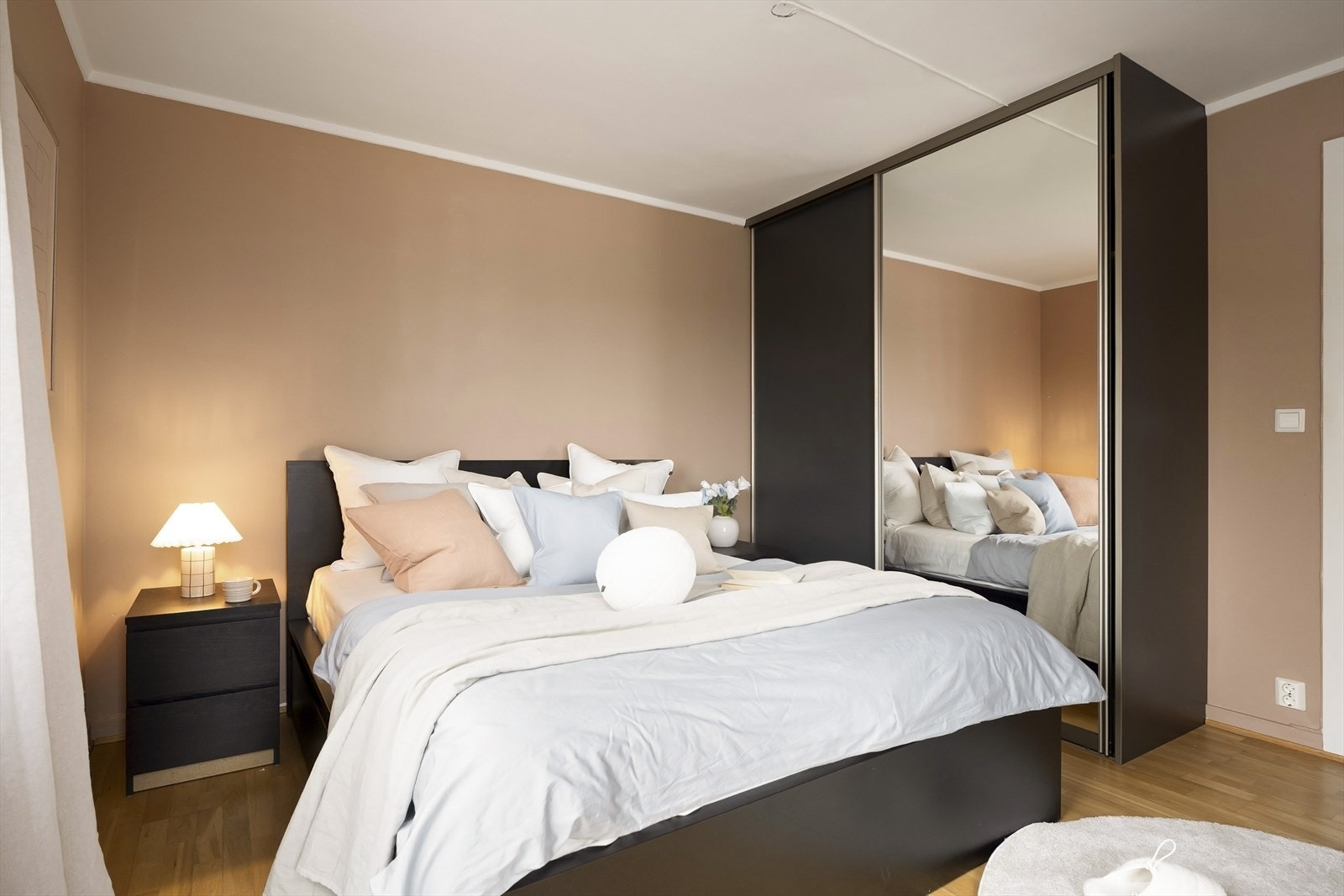 Garderobeløsning, som gir gode oppbevaringsmuligheter. Galleribilde