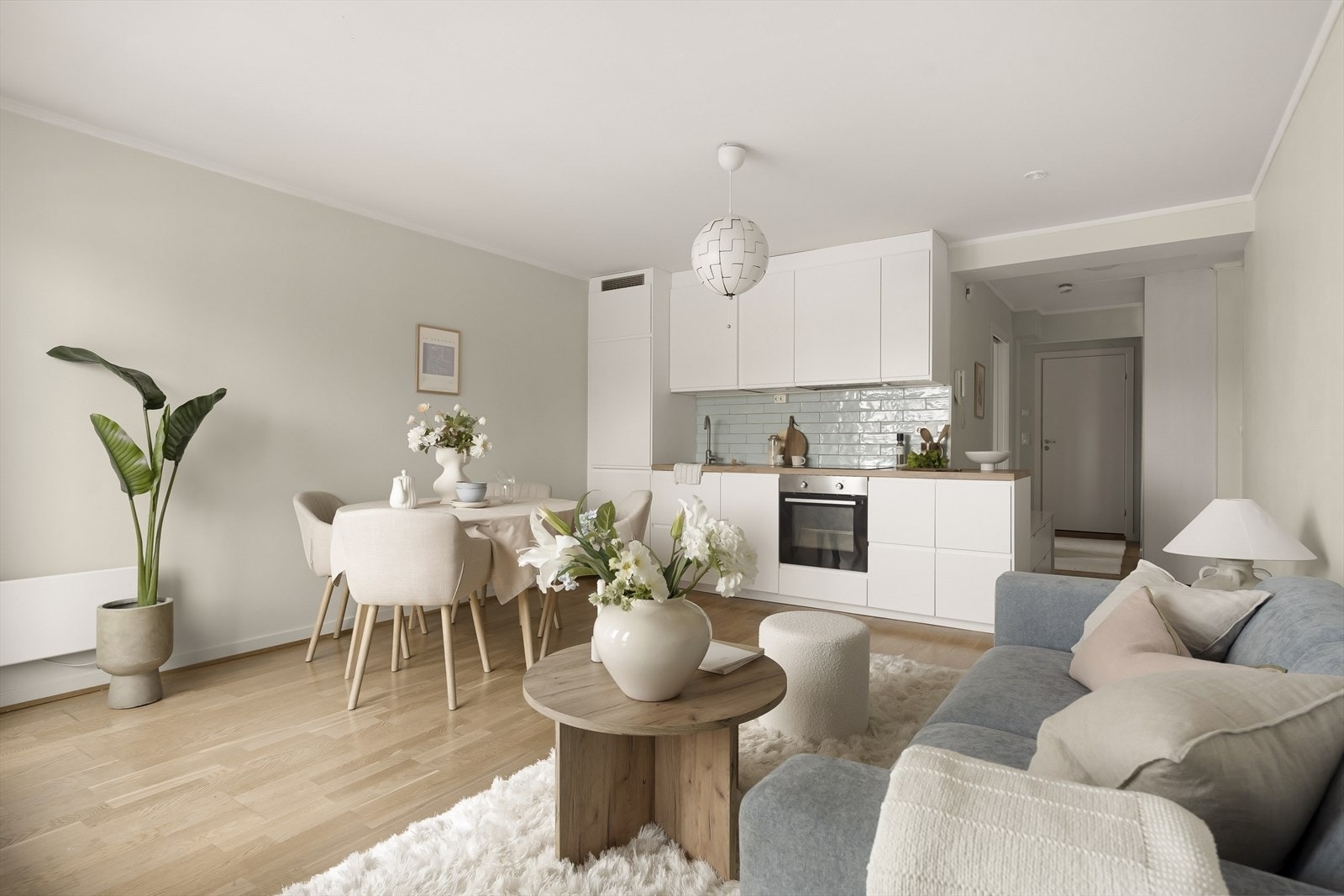 En lys og innbydende 2-romsleilighet med praktisk stue-/kjøkkenløsning. Galleribilde