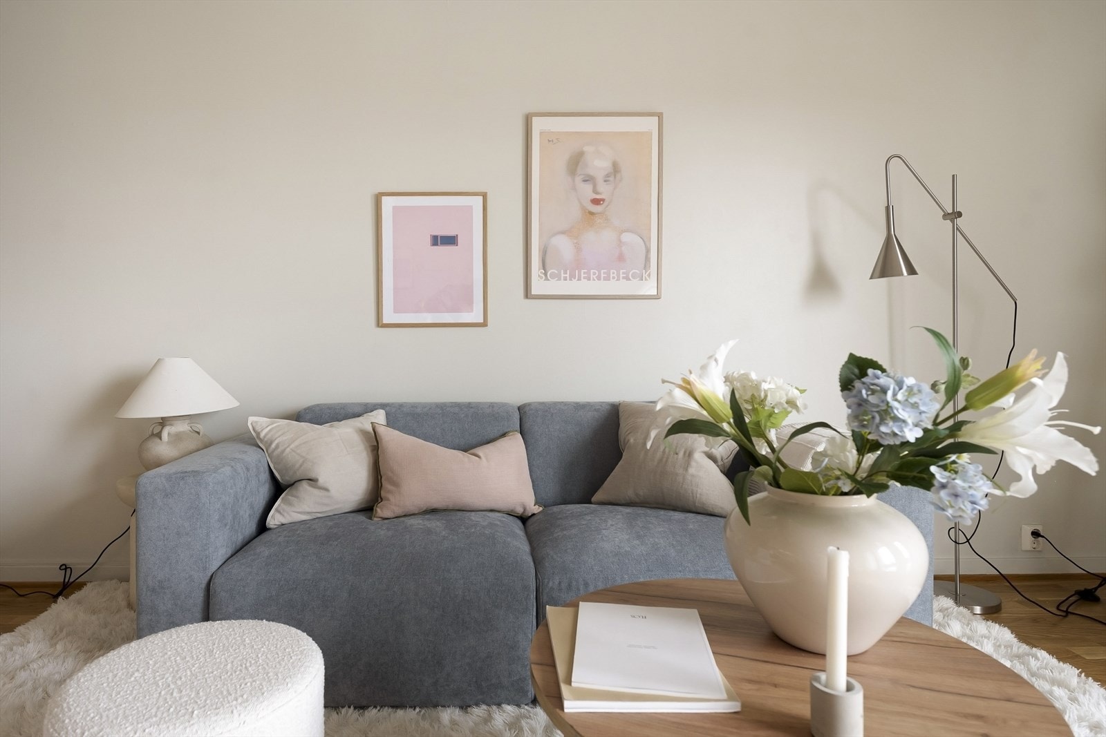 Stuen er fult med naturlig lys, som skaper en lys og luftig atmosfære. Galleribilde