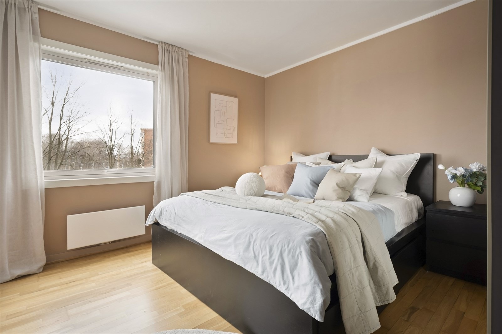 Romslig soverom med god plass til dobbeltseng, nattbord og øvrig møblement. Galleribilde