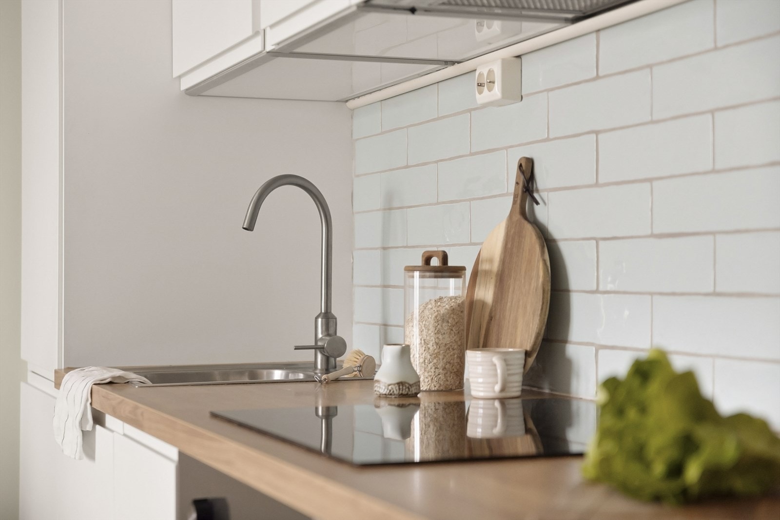 Kjøkkenet er utstyrt med platetopp, nedfelt kum, ettgreps blandebatteri, kjøl/fryseskap, stekeovn og oppvaskmaskin. Galleribilde