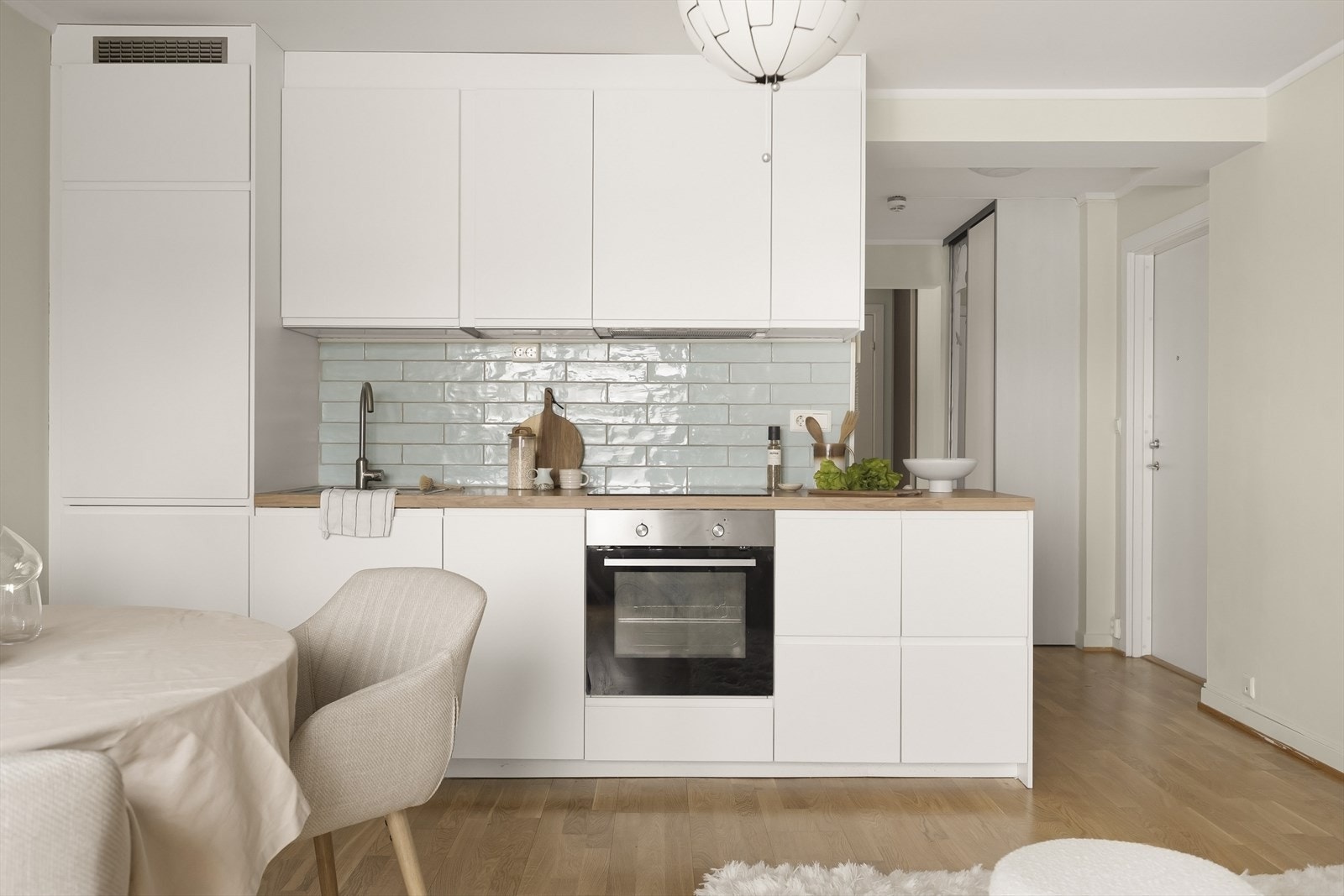 Kjøkkeninnredning med glatte fronter og laminat benkeplate. Galleribilde