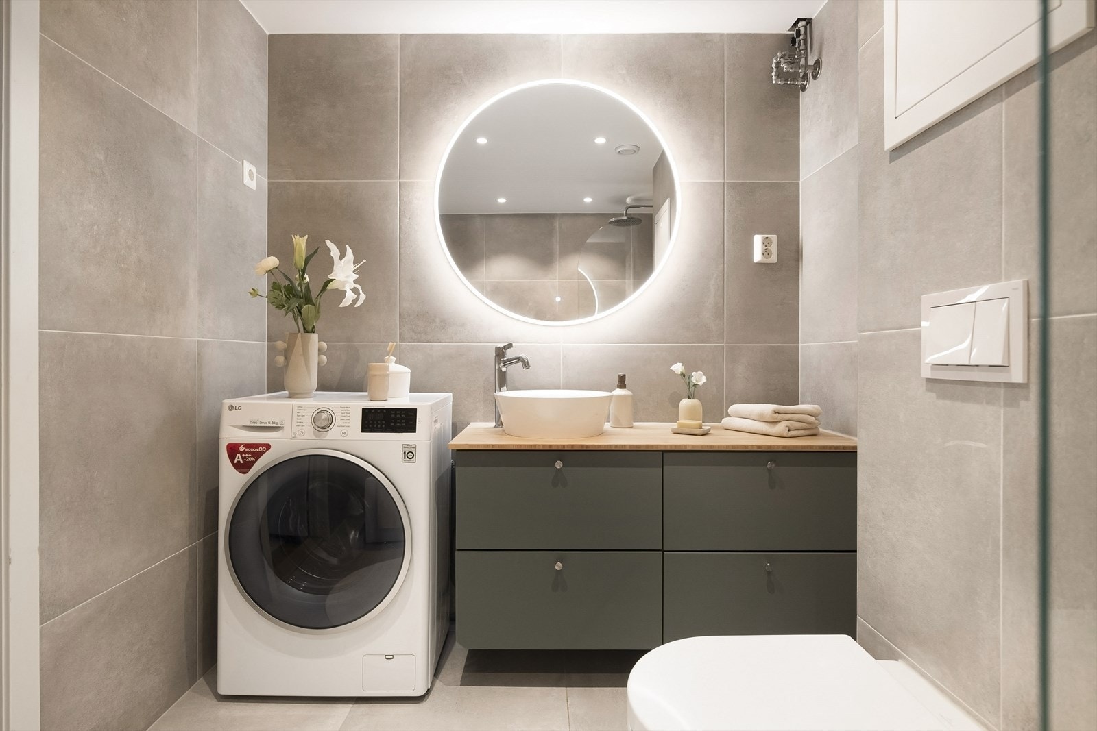 Pent flislagt bad fra 2022, med elektriske varmekabler. Galleribilde