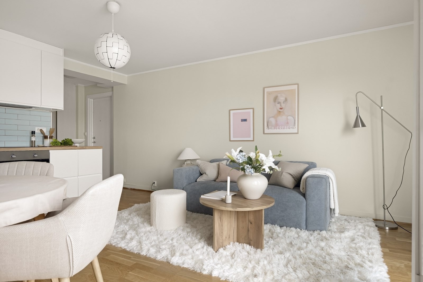 Stuen er av god størrelse, med plass til en sofaseksjon og annet ønskelig innredning. Galleribilde