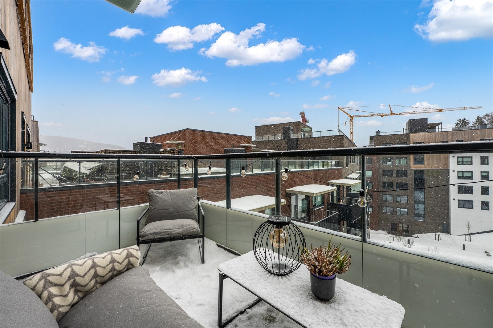 Balkongen er ca. 6,6 kvm og har god plass til utemøblement. Fint utsyn ut over nabolaget. Galleribilde