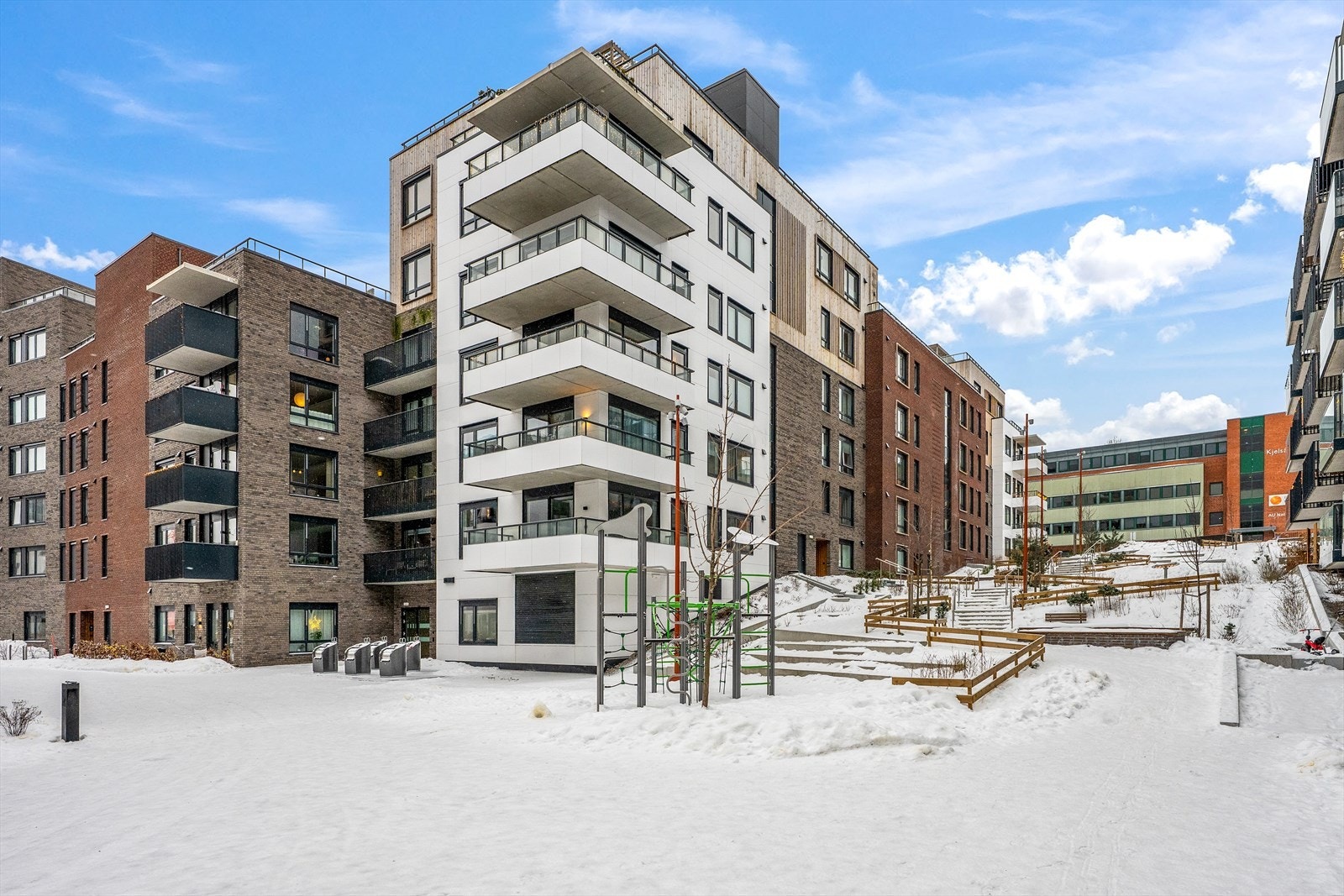 Bygningen er oppført i 2025 og holder en moderne og gjennomgående standard i et urbant og sentralt område under utvikling. Her har man gangavstand til de aller fleste hverdagslige fasiliteter. Galleribilde