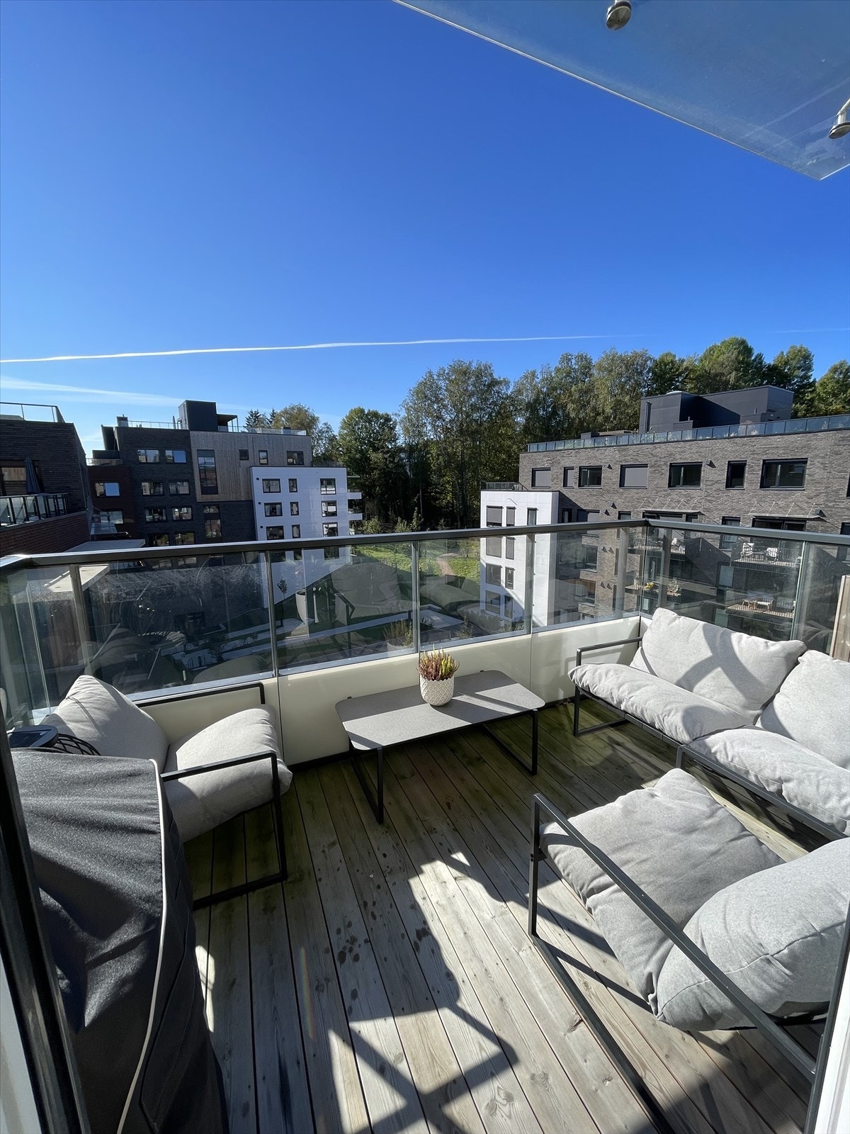 Selgers bilde av balkongen i sommerhalvåret. Galleribilde