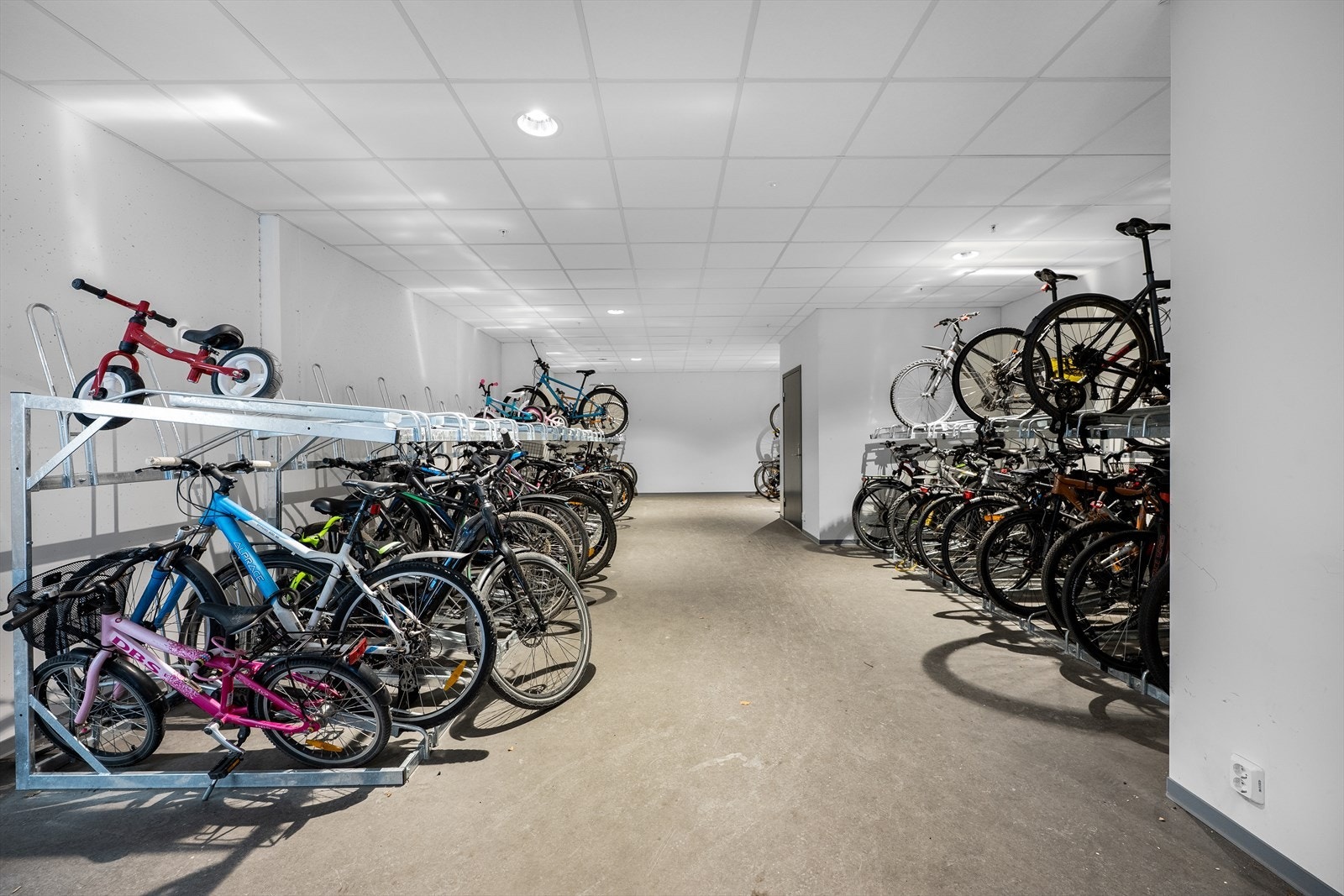 Sykkelrommet er romslig og tilbyr praktisk oppbevaring med solide stativer for sykler. Galleribilde
