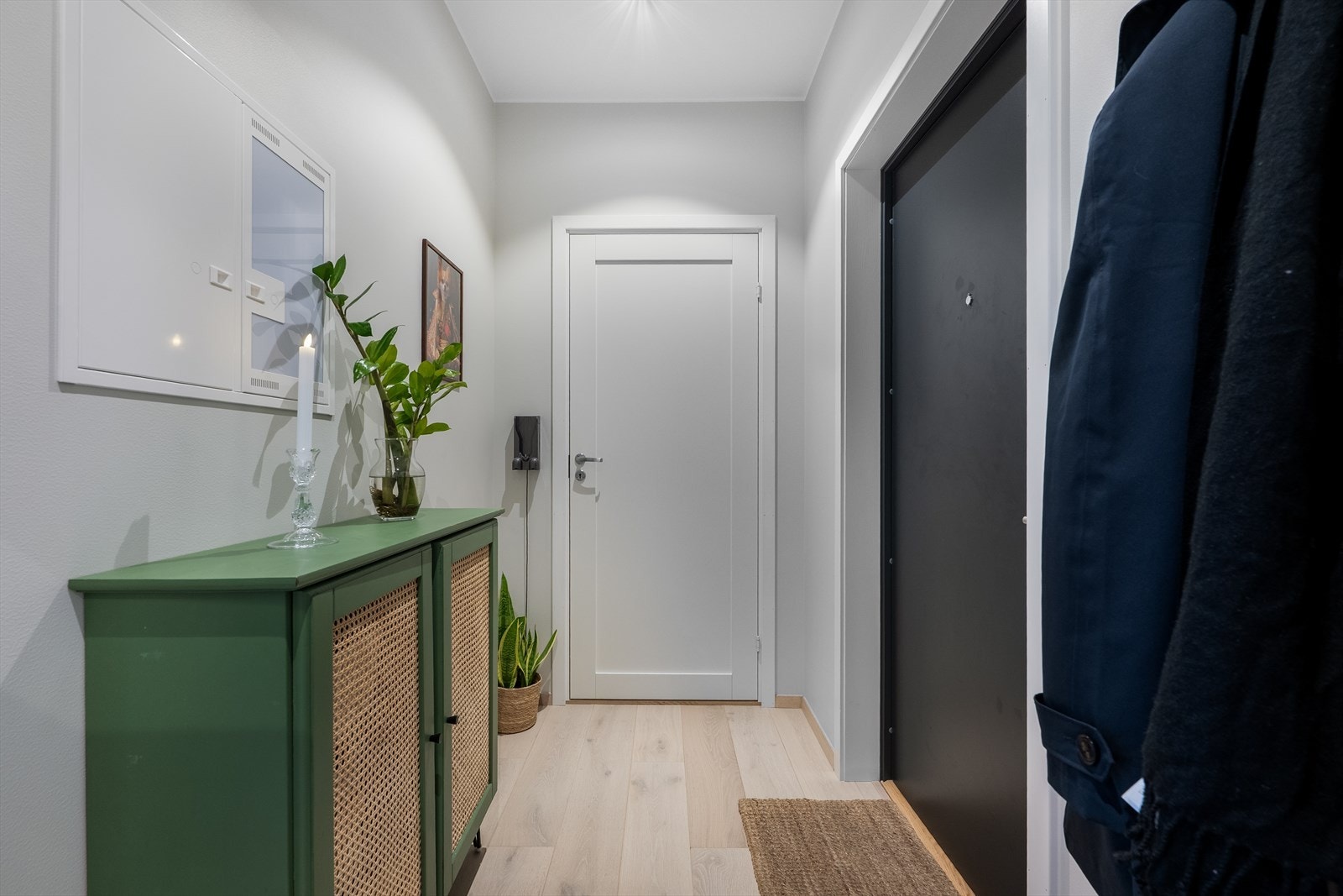 Lys parkett gir en innbydende og moderne entré. Galleribilde