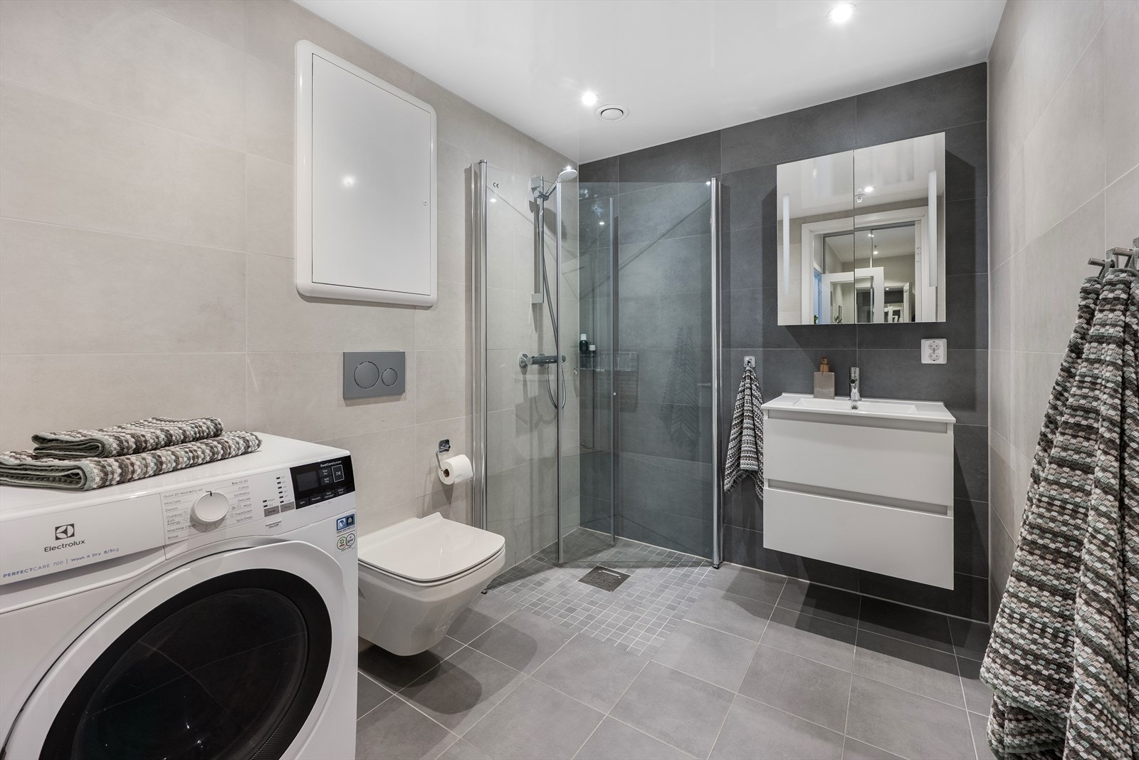 Flislagte vegger og gulv med elektriske varmekabler gir en komfortabel baderomsløsning. Galleribilde