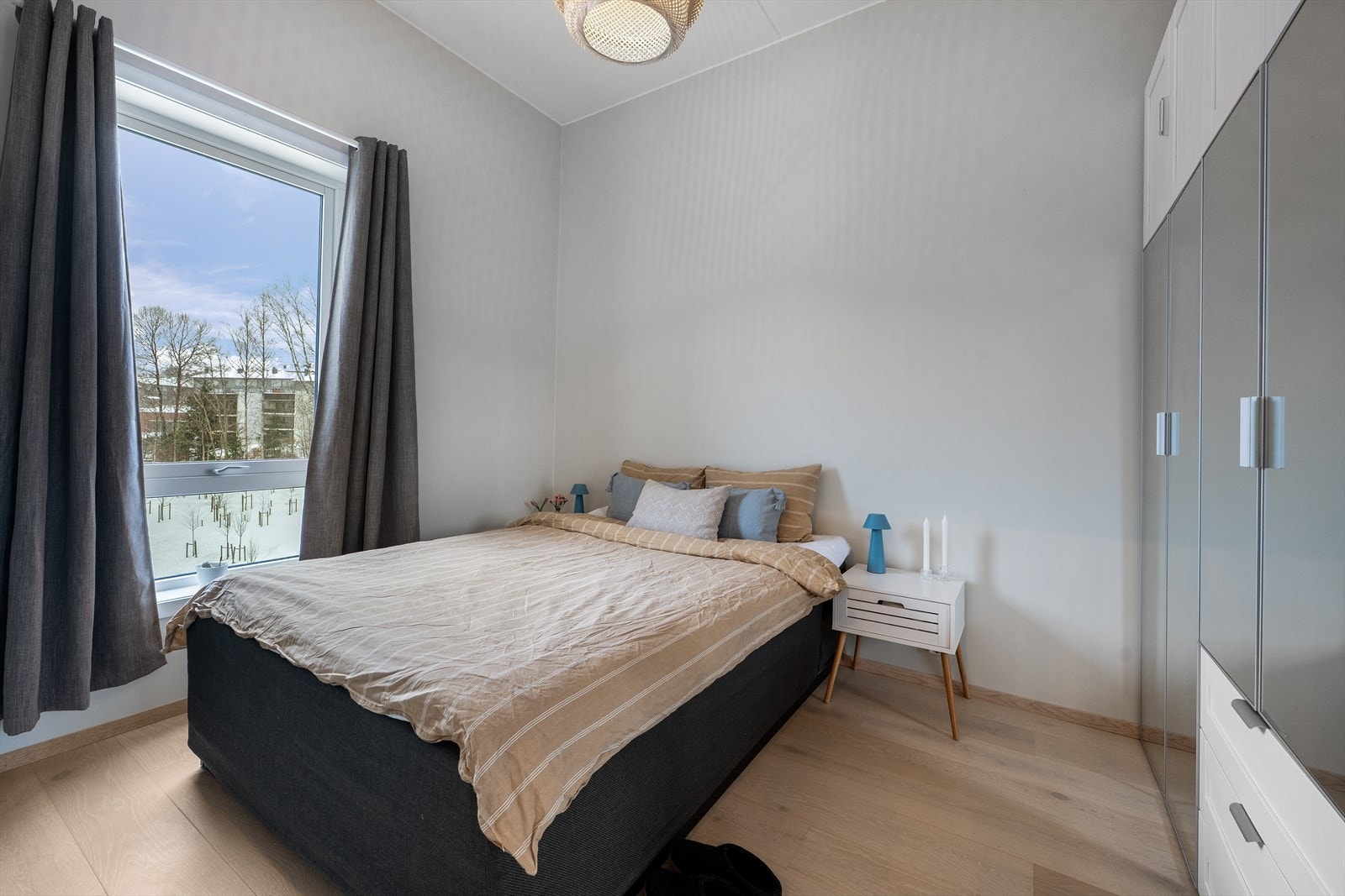 Store vinduer gir godt med naturlig lys og utsikt mot grøntområde. Det er garderobeskap for gode oppbevaringsmuligheter. Galleribilde