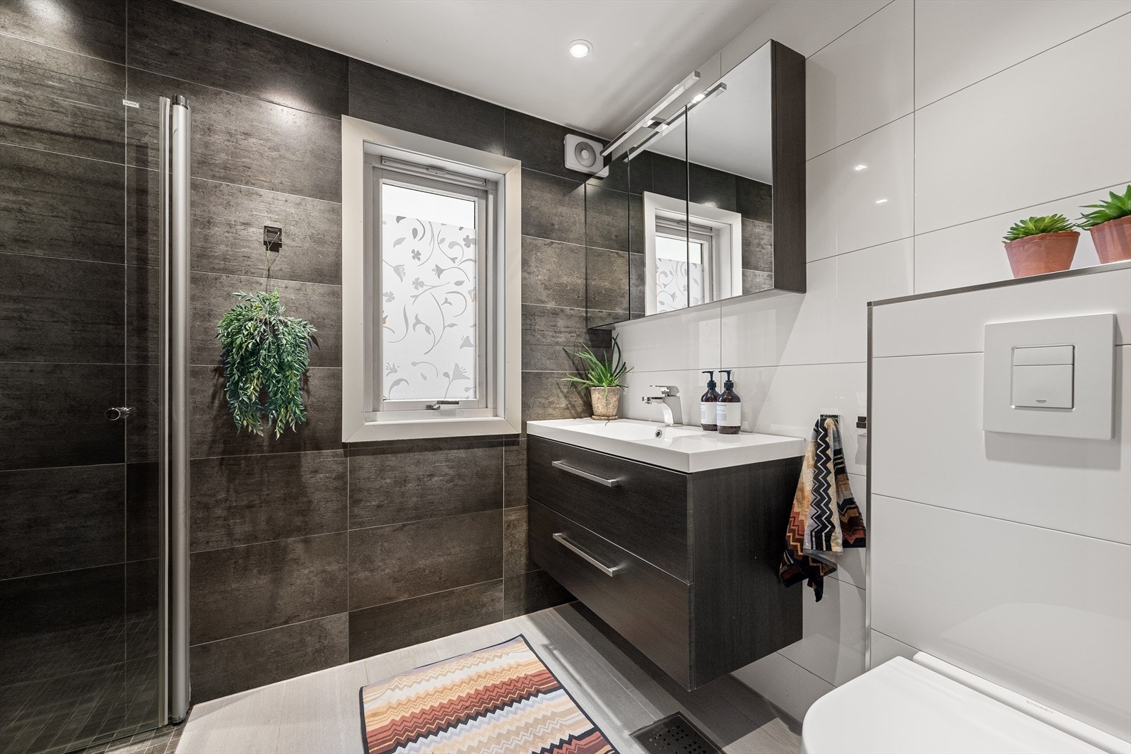 Delikat flislagt bad med varmekabler i gulv Galleribilde