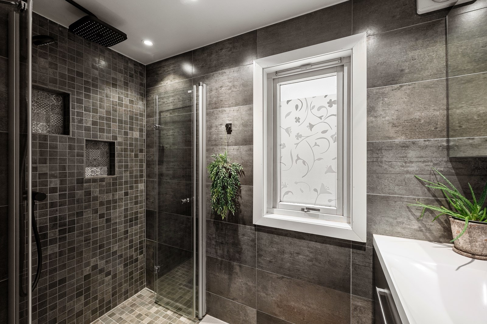 I dusjsonen er det praktiske nisjer for oppbevaring Galleribilde