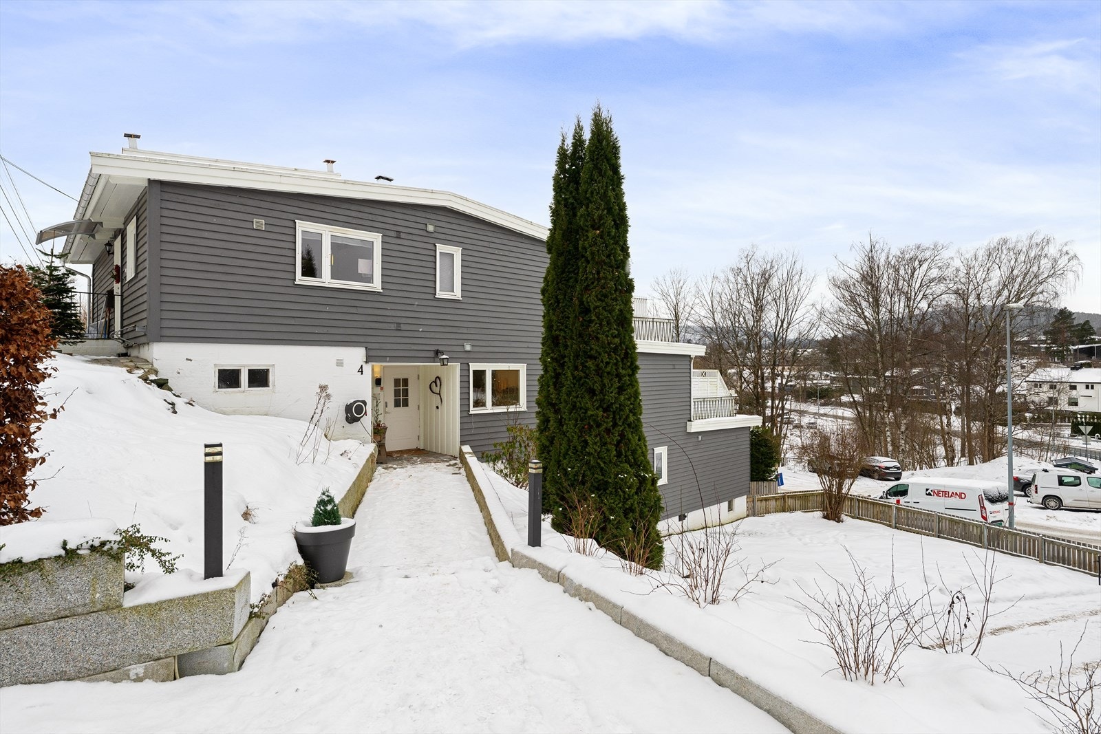 Boligen ligger meget attraktivt i et populært og hyggelig og barnevennlig bomiljø Galleribilde