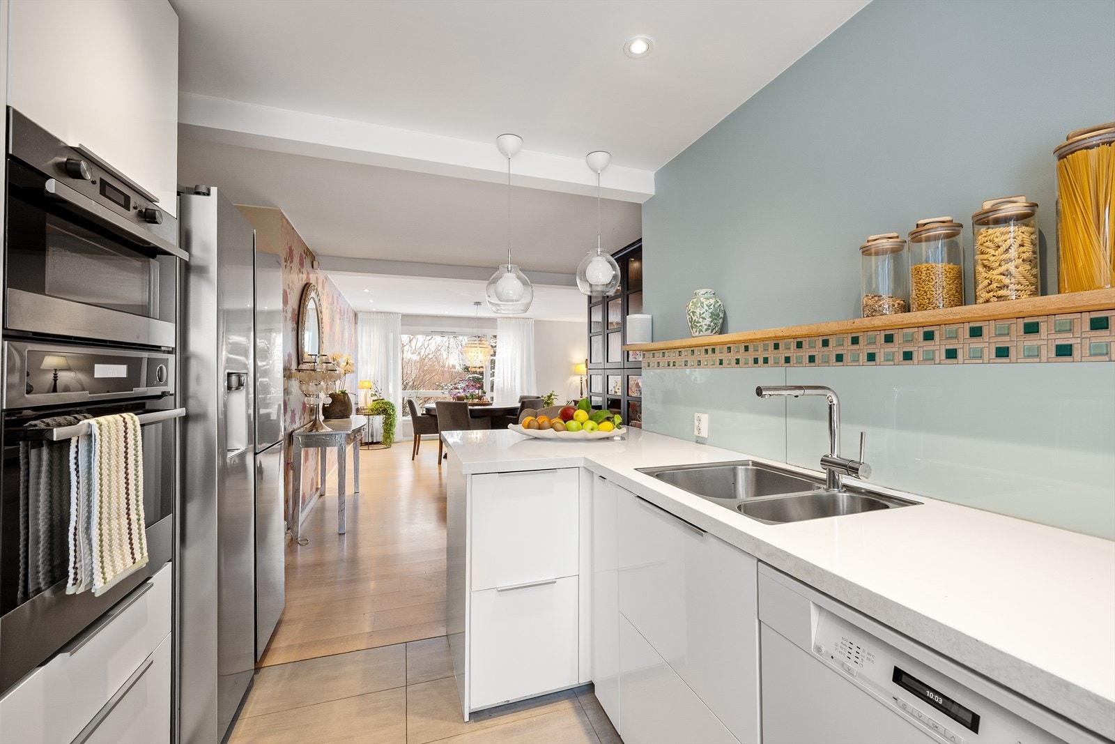 Spisestuen ligger i praktisk tilknytning til kjøkkenet Galleribilde