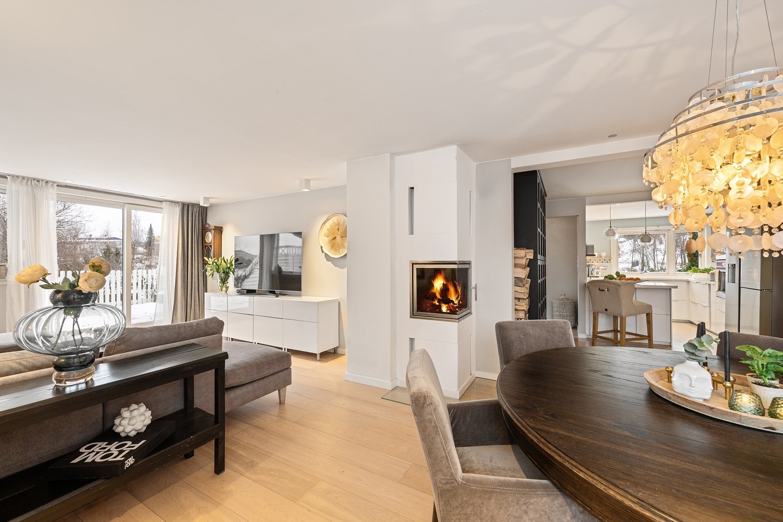 Peisovn er sentralt plassert og bidrar til god varme og hyggelig atmosfære Galleribilde