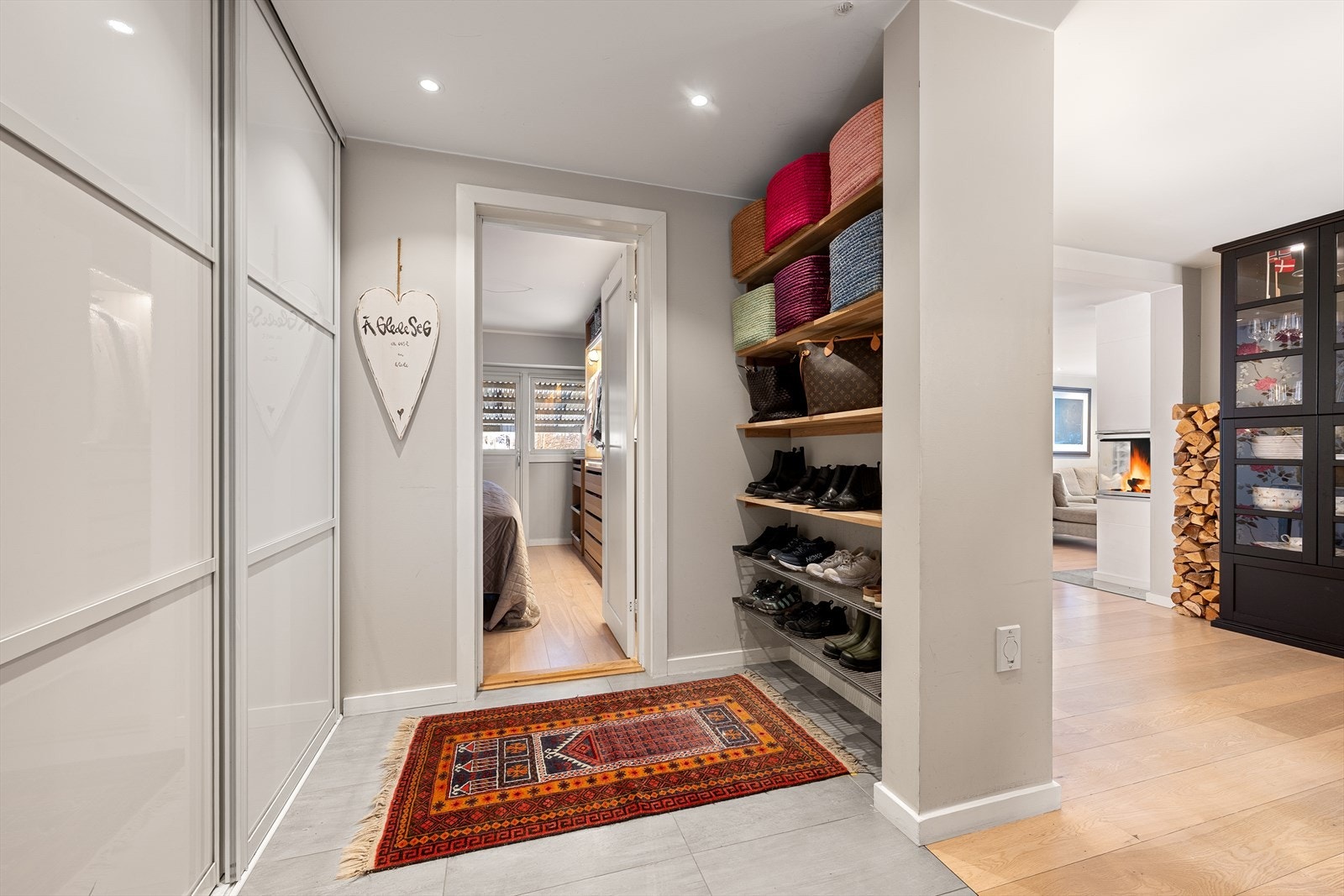 Lys og romslig entré med flislagt gulv og varmekabler Galleribilde