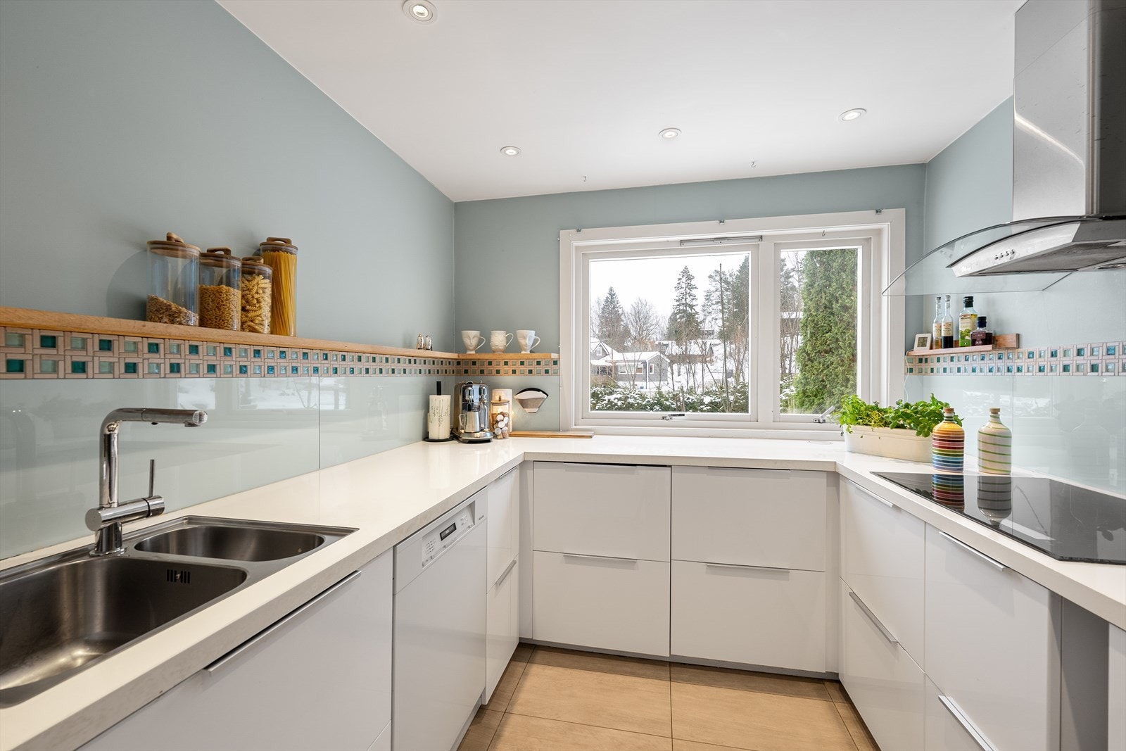 Benkeplaten er i laminat og har planlimt metallvask med ettgreps kjøkkenarmatur med uttrekkbar spyler Galleribilde