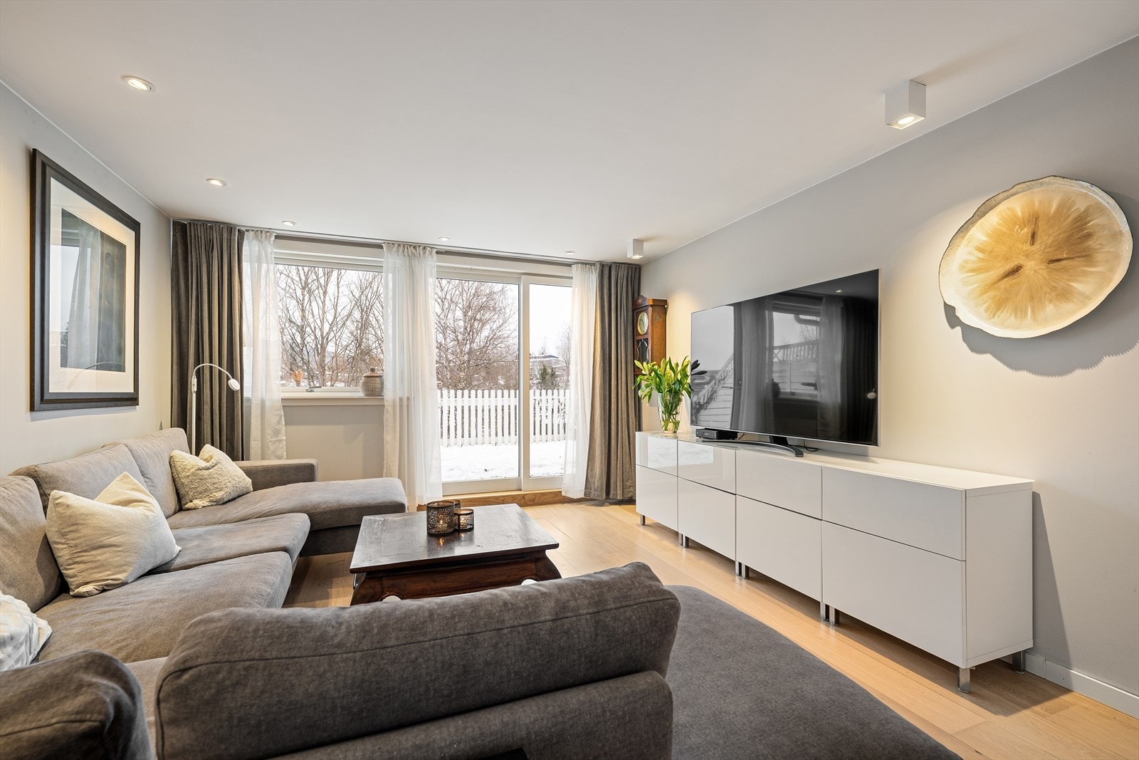 Trivelig og funksjonell stue med parkettgulv og god plass til sofagruppe Galleribilde