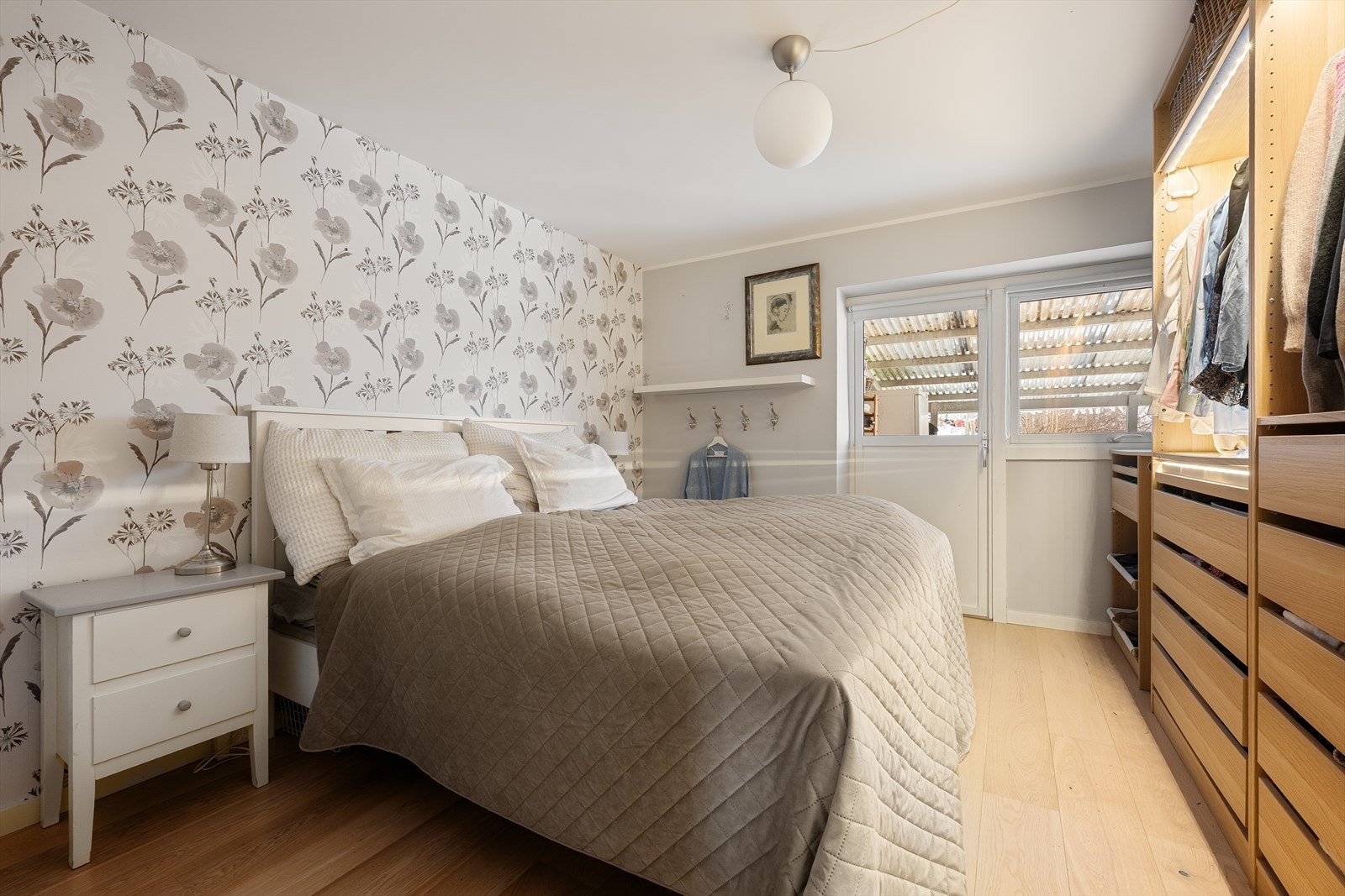 Hovedsoverommet har god plass til dobbeltseng, nattbord og garderobeskap Galleribilde