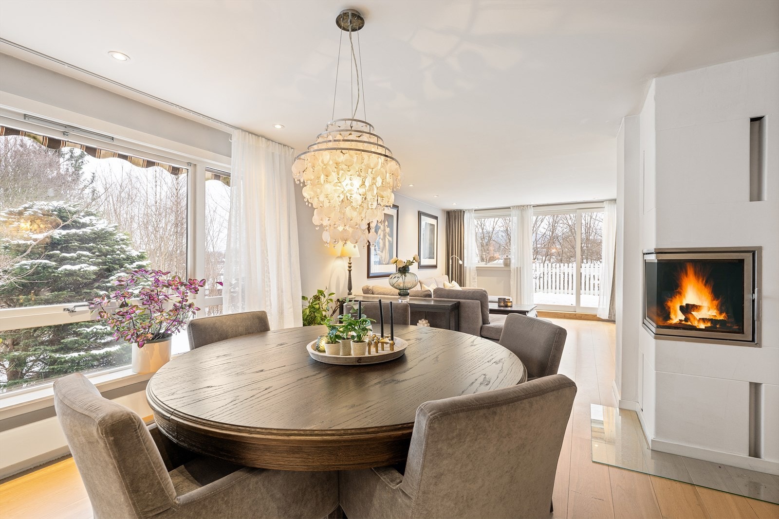 God plass til spisebord i tilknytning til kjøkkenet Galleribilde