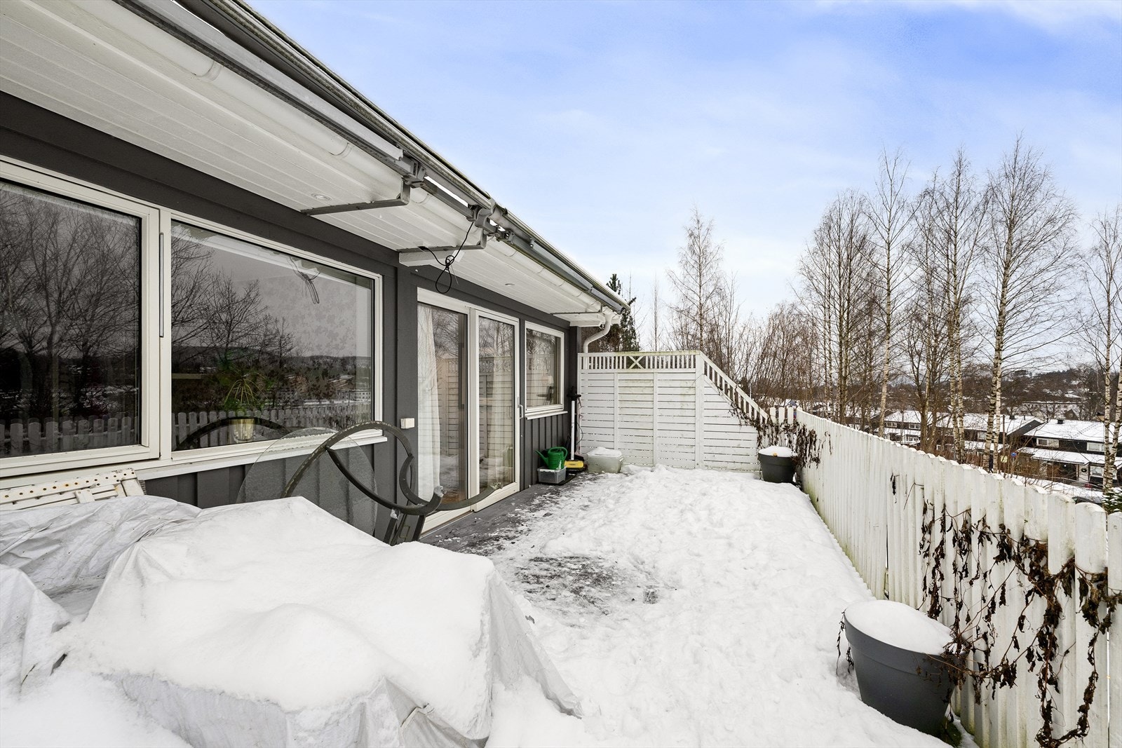 Fra stuen er det utgang til terrasse med utsikt og gode solforhold Galleribilde
