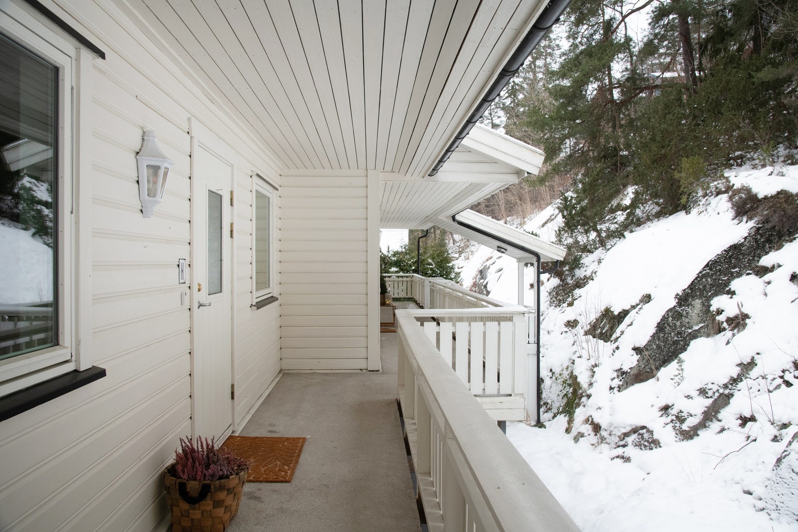 Svalgangen med inngang til leiligheten. Galleribilde