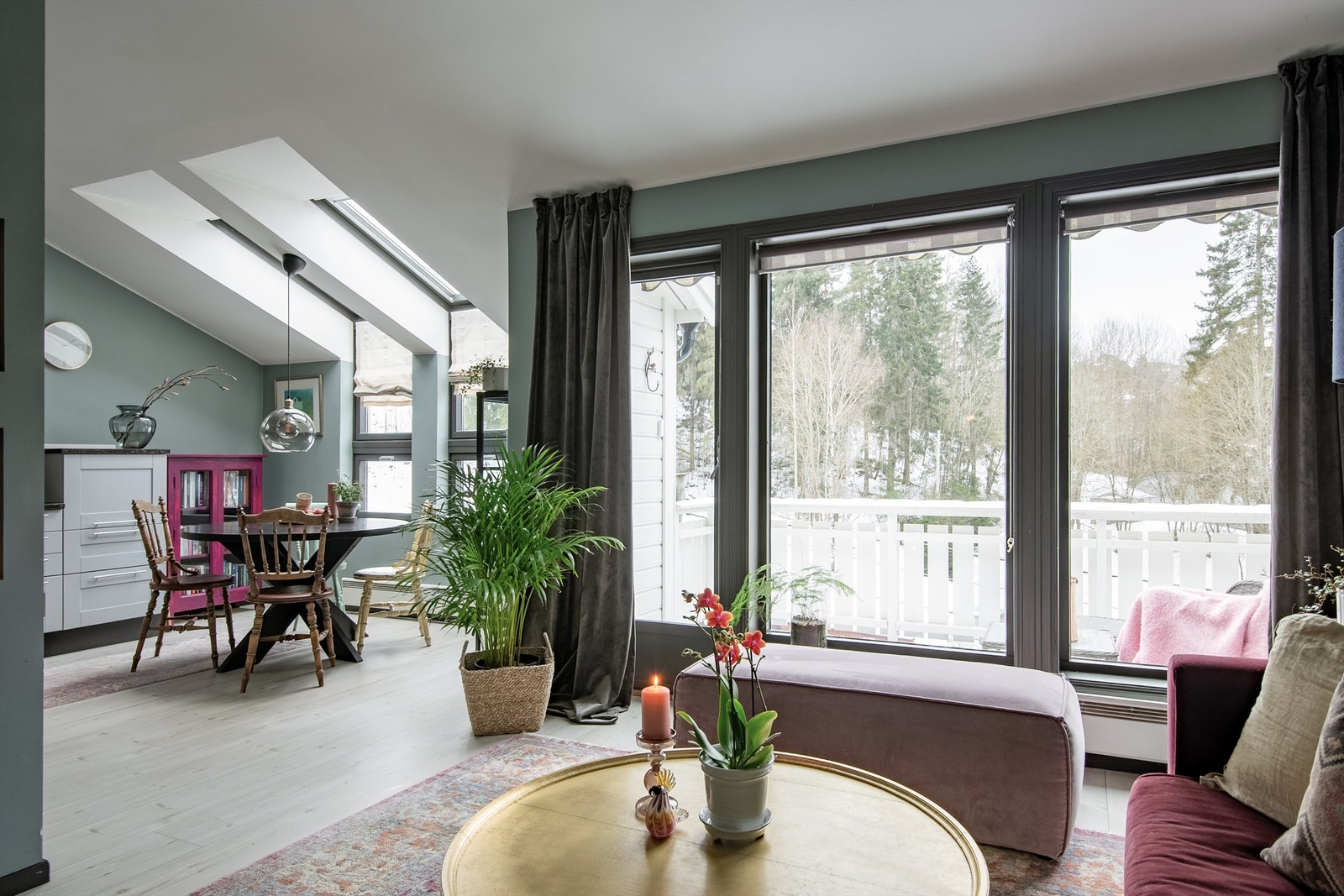 Mot kjøkkenet. Legg merke til takvinduene på kjøkkenet som gir godt med naturlig lysinnslipp. Galleribilde