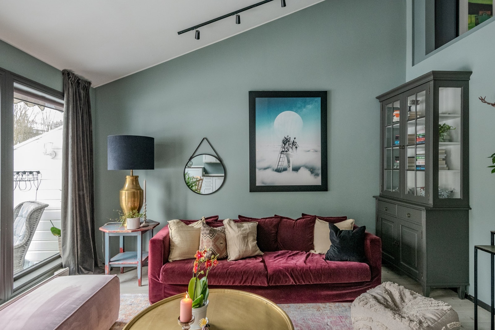 Stuen er luftig og lys med god plass til diverse møbler. Galleribilde