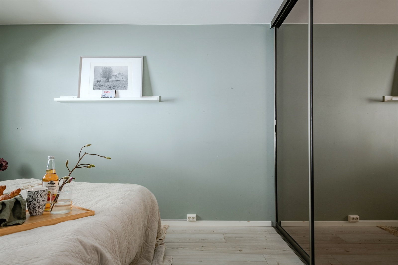 På hovedsoverommet er det en innholdsrik skyvedørsgarderobe. Galleribilde