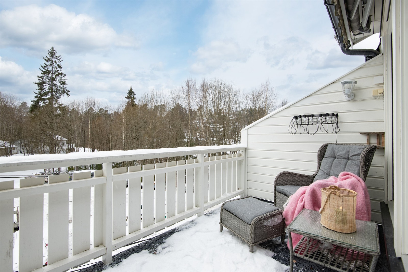 Fra stuen er det utgang til en romslig vestvendt balkong med god plass til utemøbler. Her er det meget gode solforhold! Galleribilde
