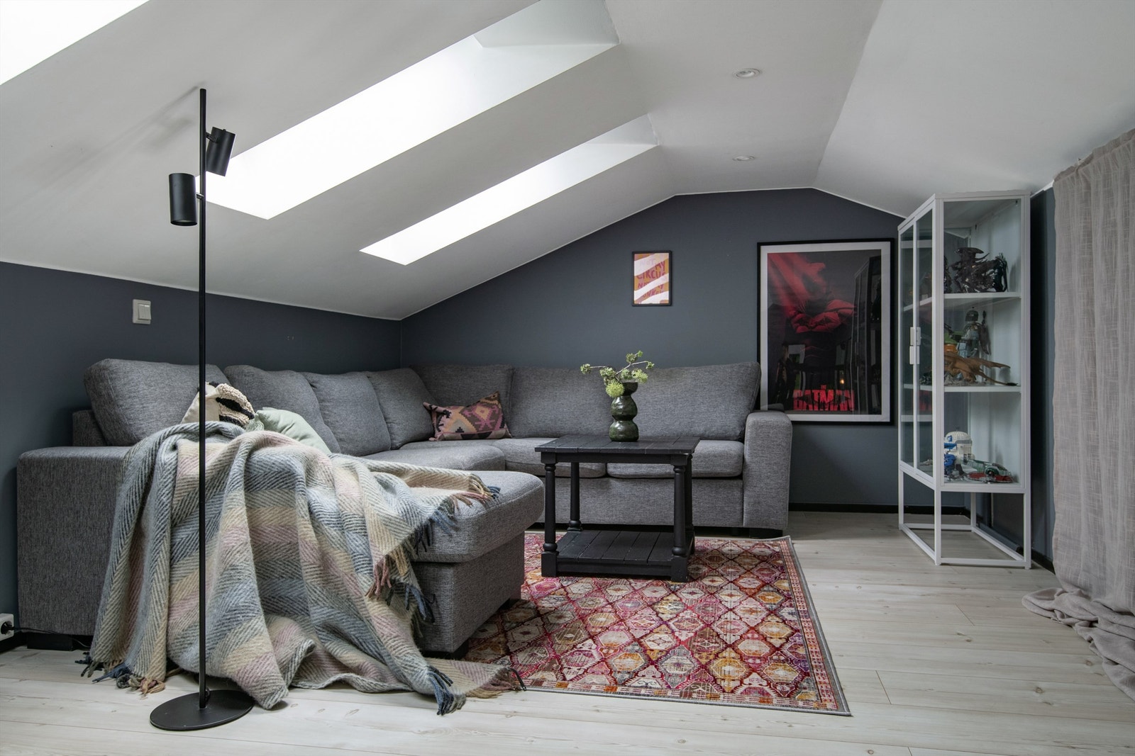 Boligen har en romslig loftstue med mange muligheter (Loftstuen er ikke godkjent for varig opphold). Galleribilde