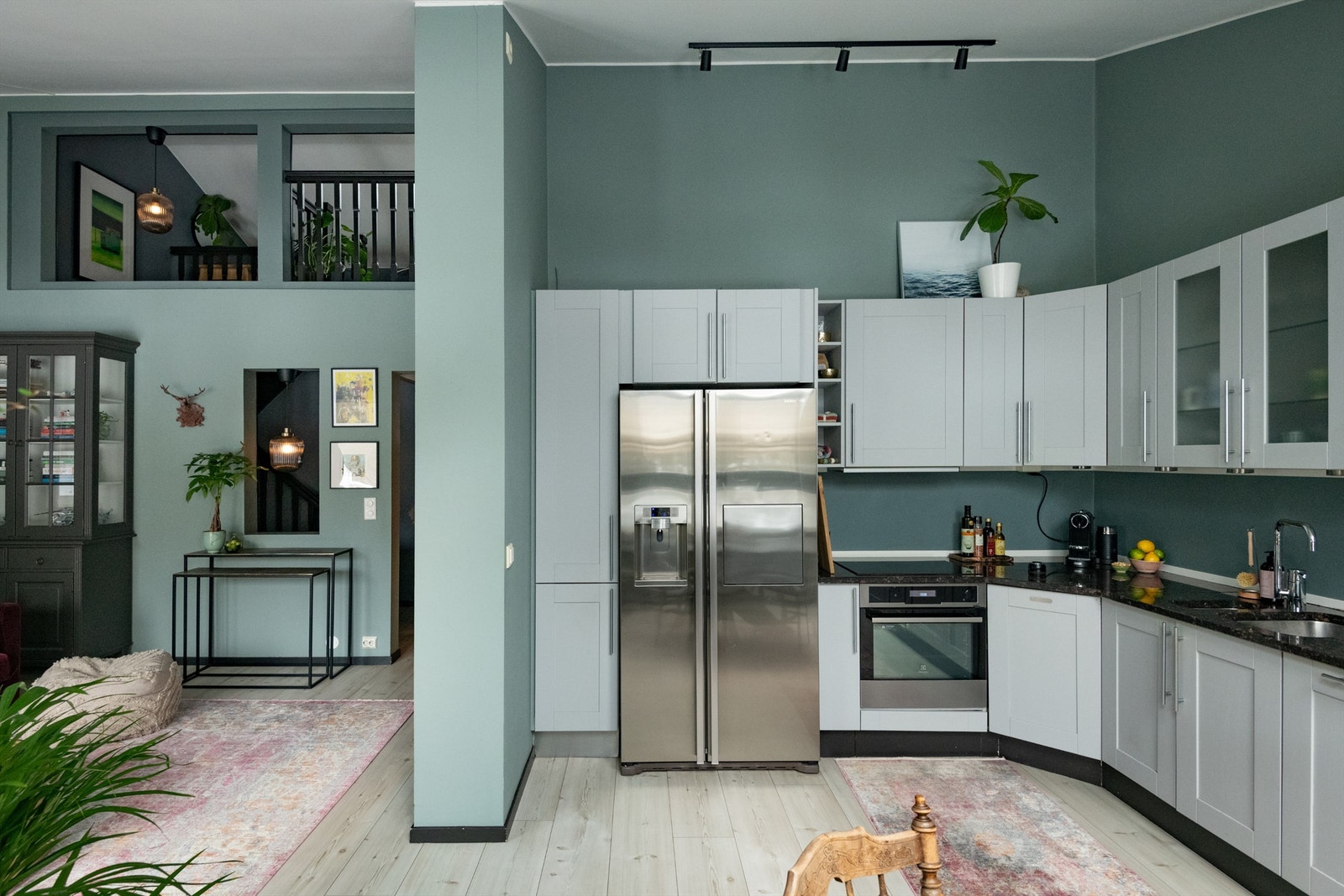 Innholdsrikt og romslig kjøkken med god skap- og benkeplass. Galleribilde