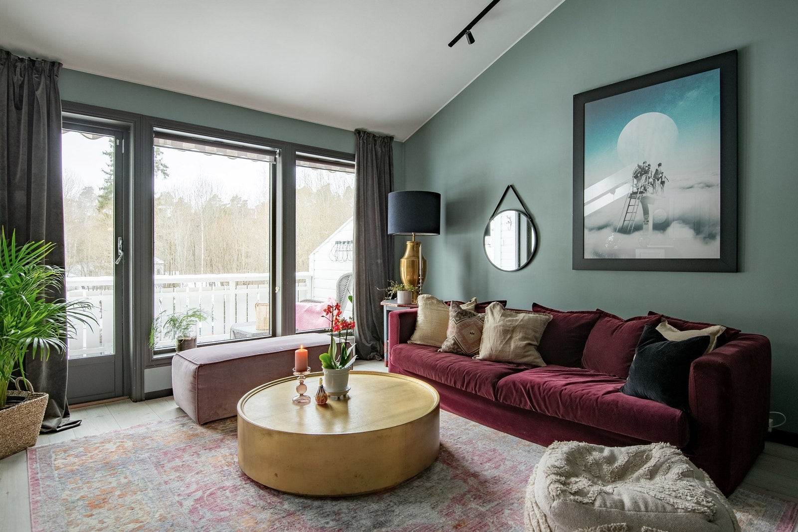 Utgang fra stuen til solrik vestvendt balkong. Store vindusflater gir mye lys til alle rom i leiligheten. Galleribilde