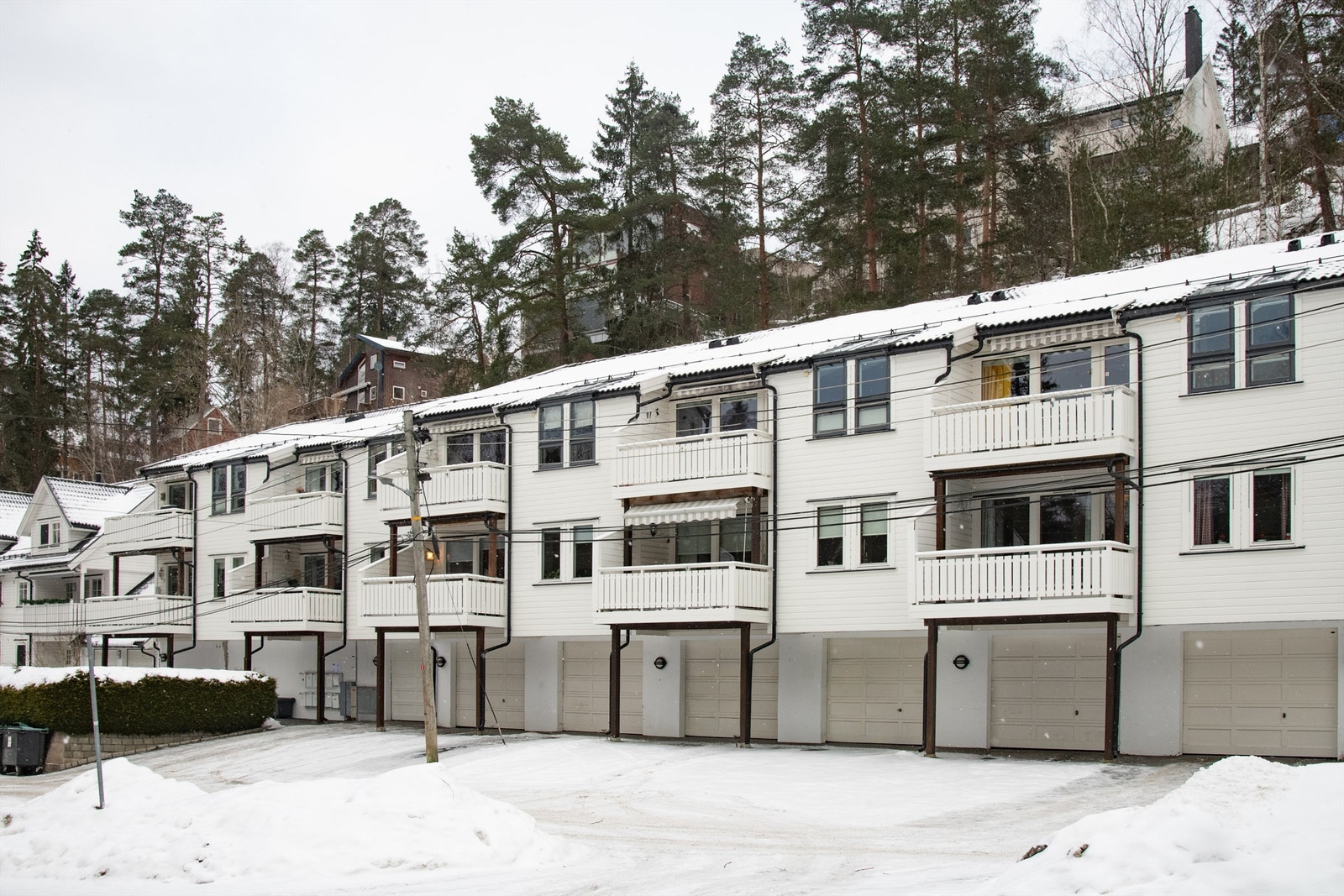 Frostveien 20H ligger fint plassert i rolige og solrike omgivelser på Nordstrand. Her er det svært barnevennlig med enkel tilgang til skogsområder og turmuligheter rett utenfor døren. Galleribilde