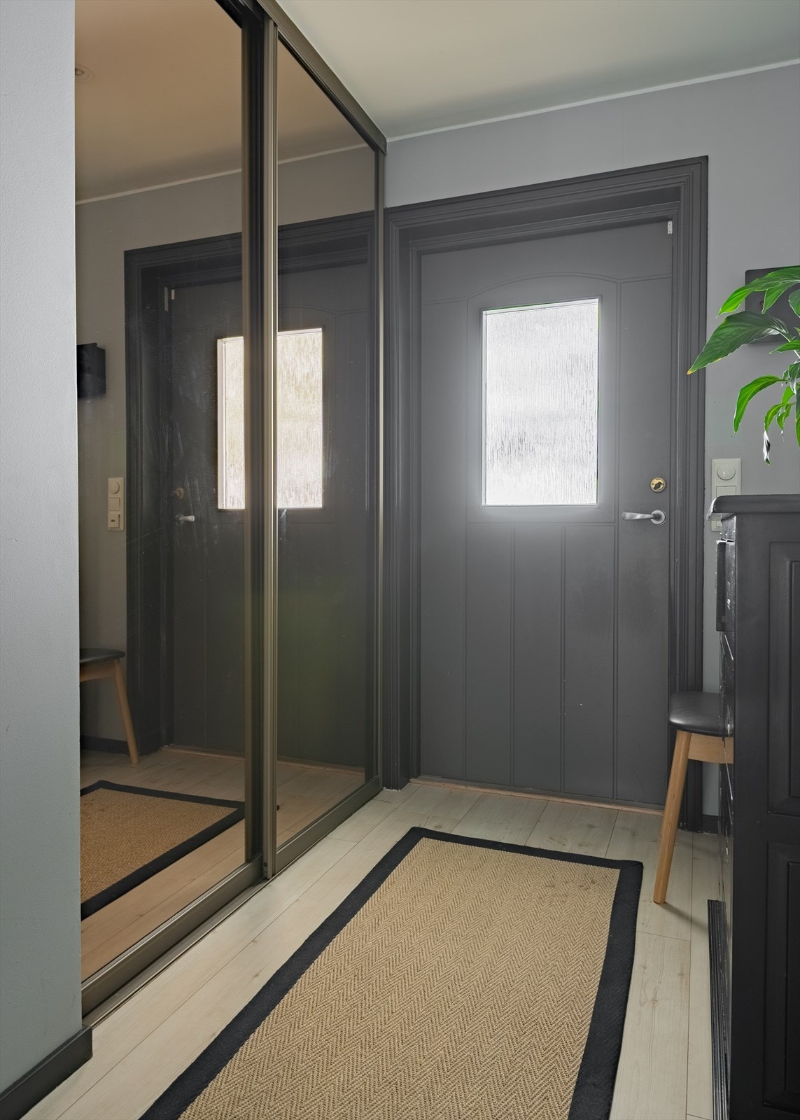 Leiligheten har en god entré med skyvedørsgarderobe for oppbevaring av ytterklær. Galleribilde