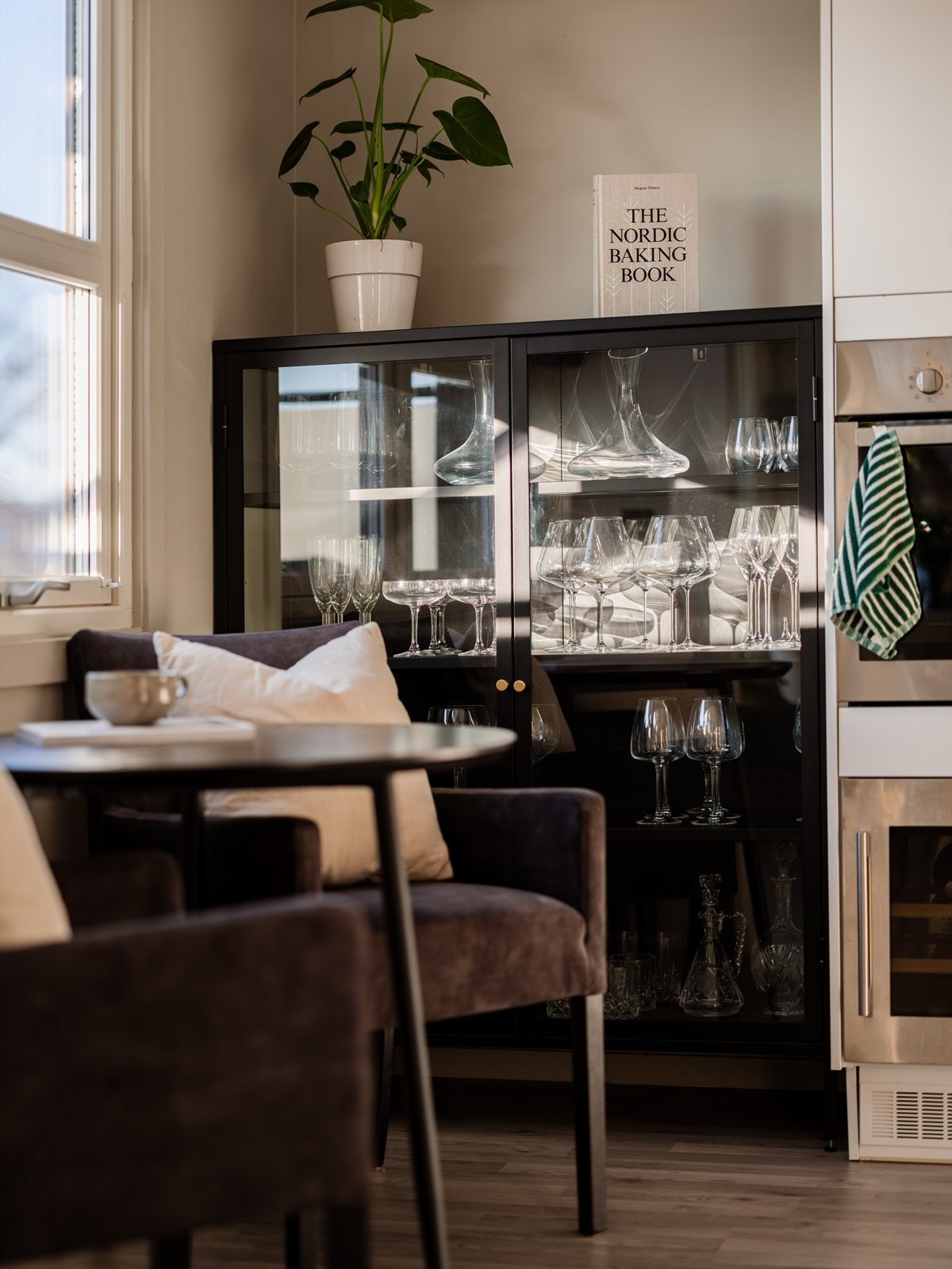 Plass til et vitrineskap for oppbevaring av glass og servise. Galleribilde