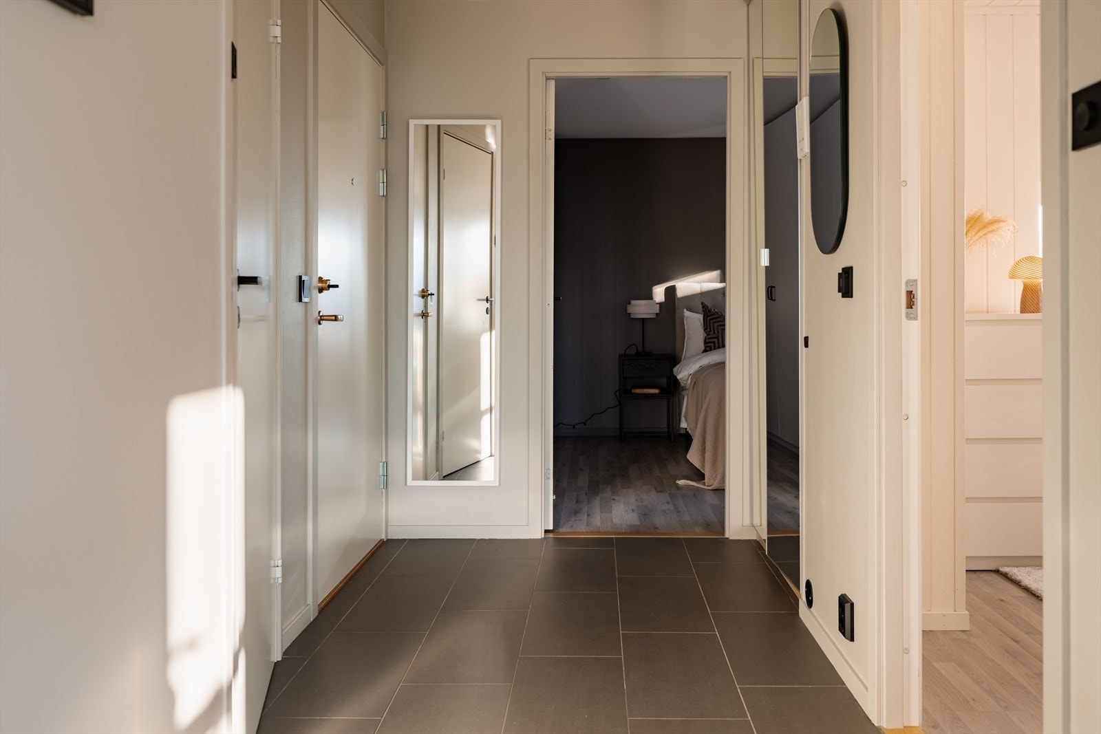 Innbydende entré med flislagt gulv og elektriske varmekabler som gir en behagelig komfort. Galleribilde