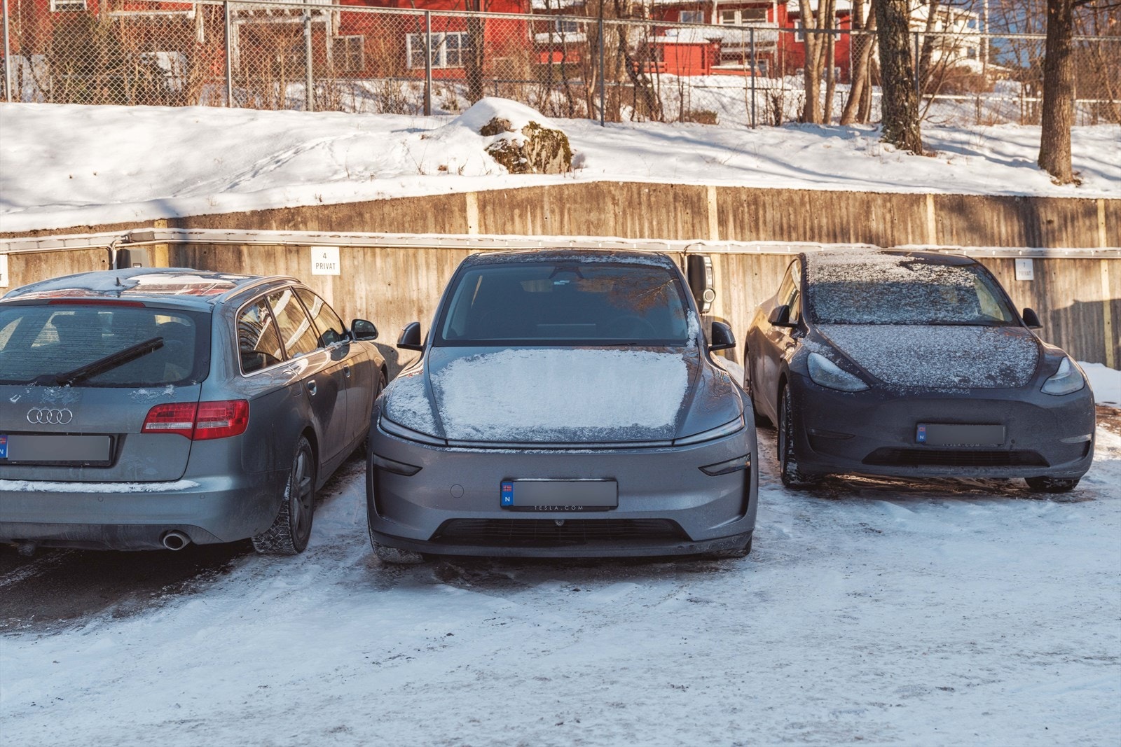 Til leiligheten medfølger en fast biloppstillingsplass. Galleribilde