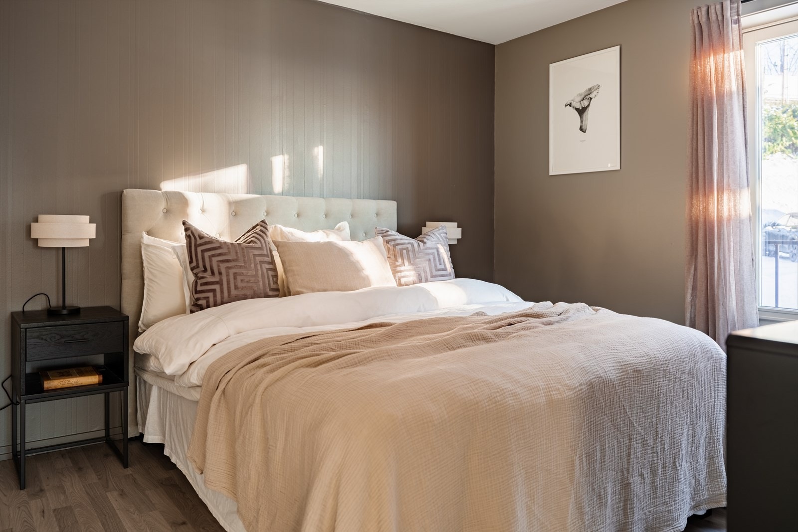 Hovedsoverommet er romslig og har god plass til dobbeltseng og nattbord. Galleribilde