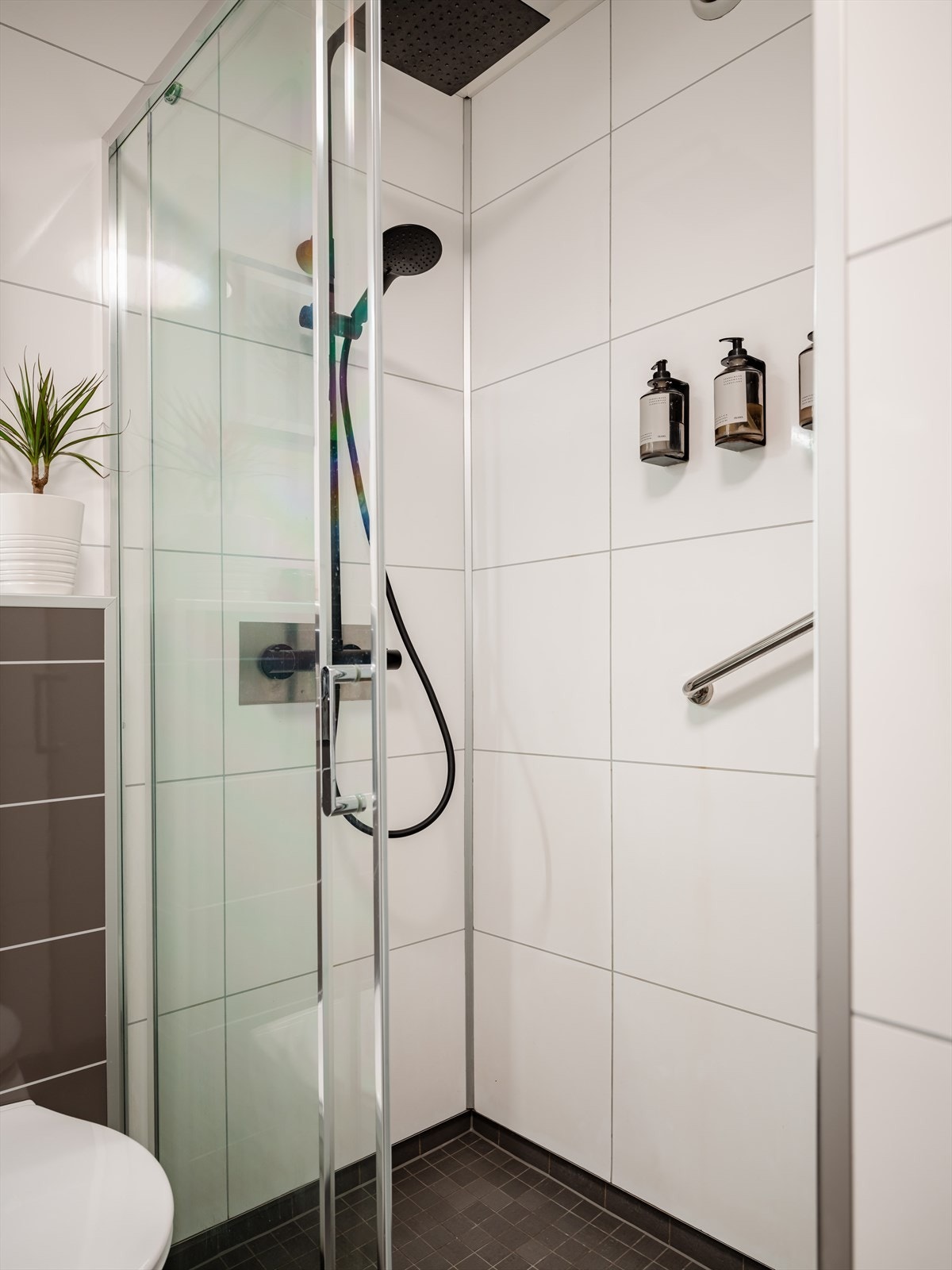 Vegger med Fibo Trespo våtromsplater og flislagt gulv med elektriske varmekabler. Galleribilde