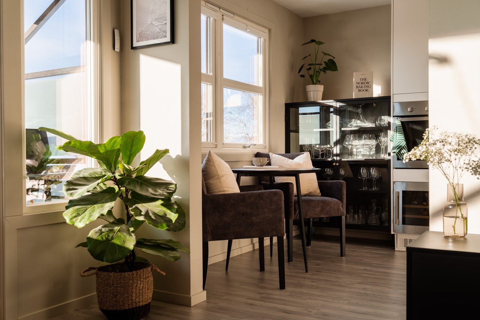 En hyggelig krok på kjøkkenet gir plass til en liten frokostgruppe. Galleribilde