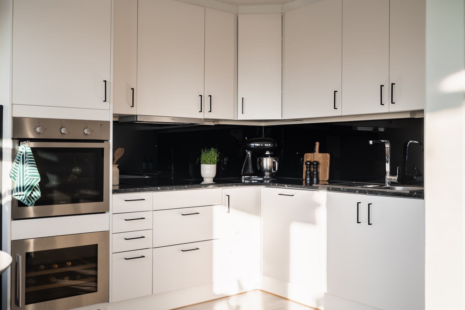 Kjøkkeninnredningen fra Mesterkjøkken (2016) har glatte fronter og en slitesterk benkeplate. Galleribilde